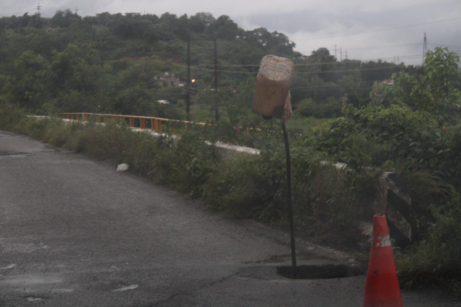 $!Lluvias dejan dos hundimientos en carreteras de Rosario