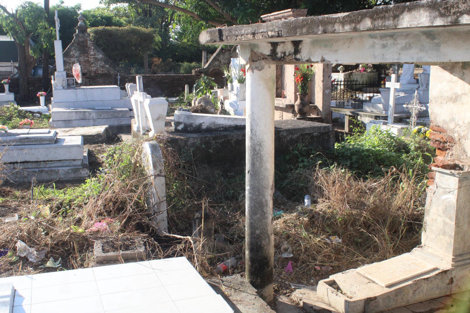 $!‘Brotan’ quejas sobre limpieza y seguridad en panteón municipal de Rosario