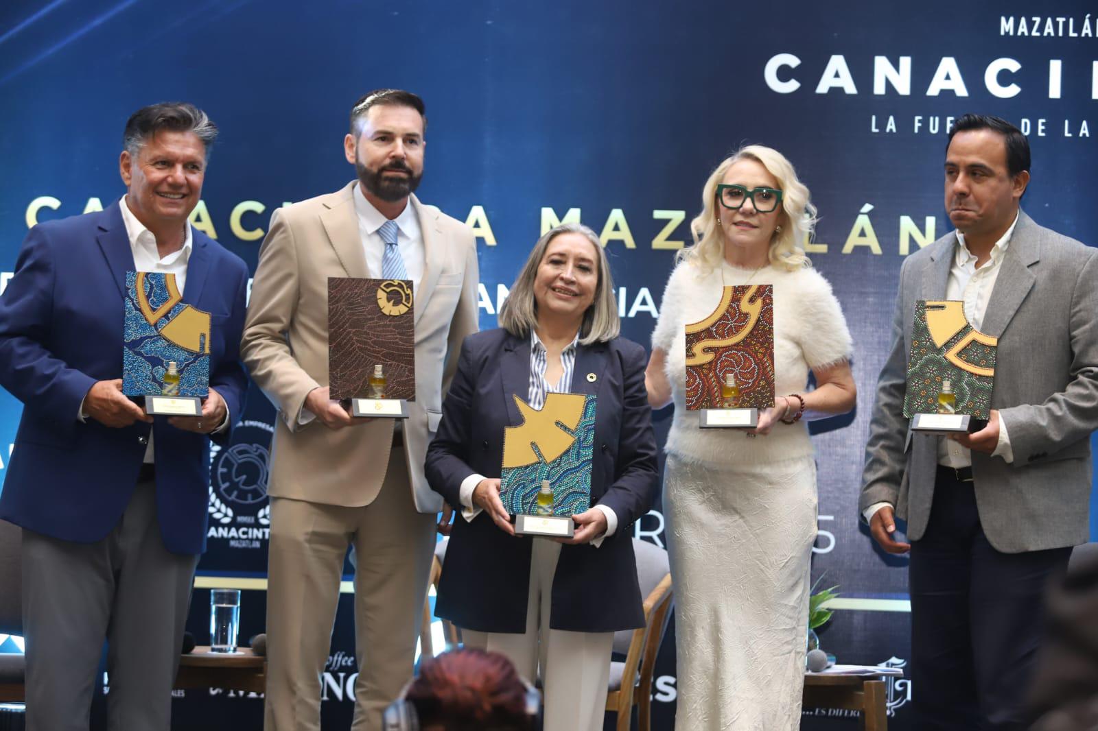 $!Ismael Barros, Sergio Rojas, María de Lourdes Medina, Carmen Espinosa y Mauricio Fernández con sus reconocimientos.