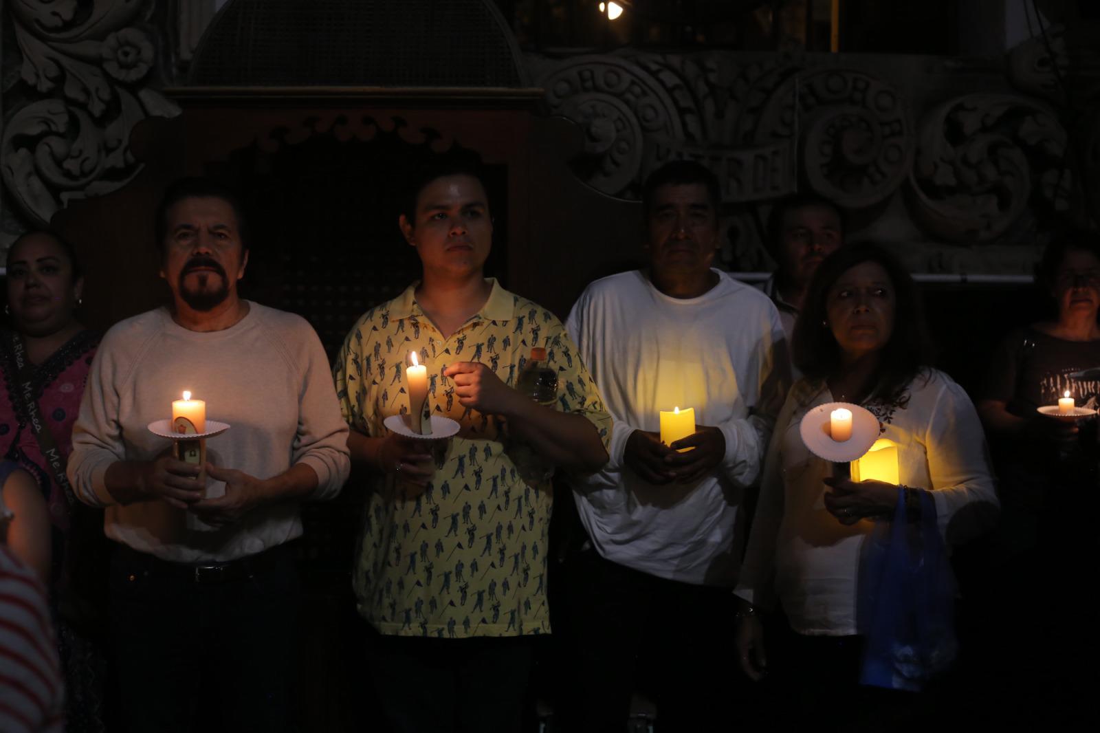 $!Bendición del fuego ilumina la Vigilia Pascual en la Catedral de Mazatlán