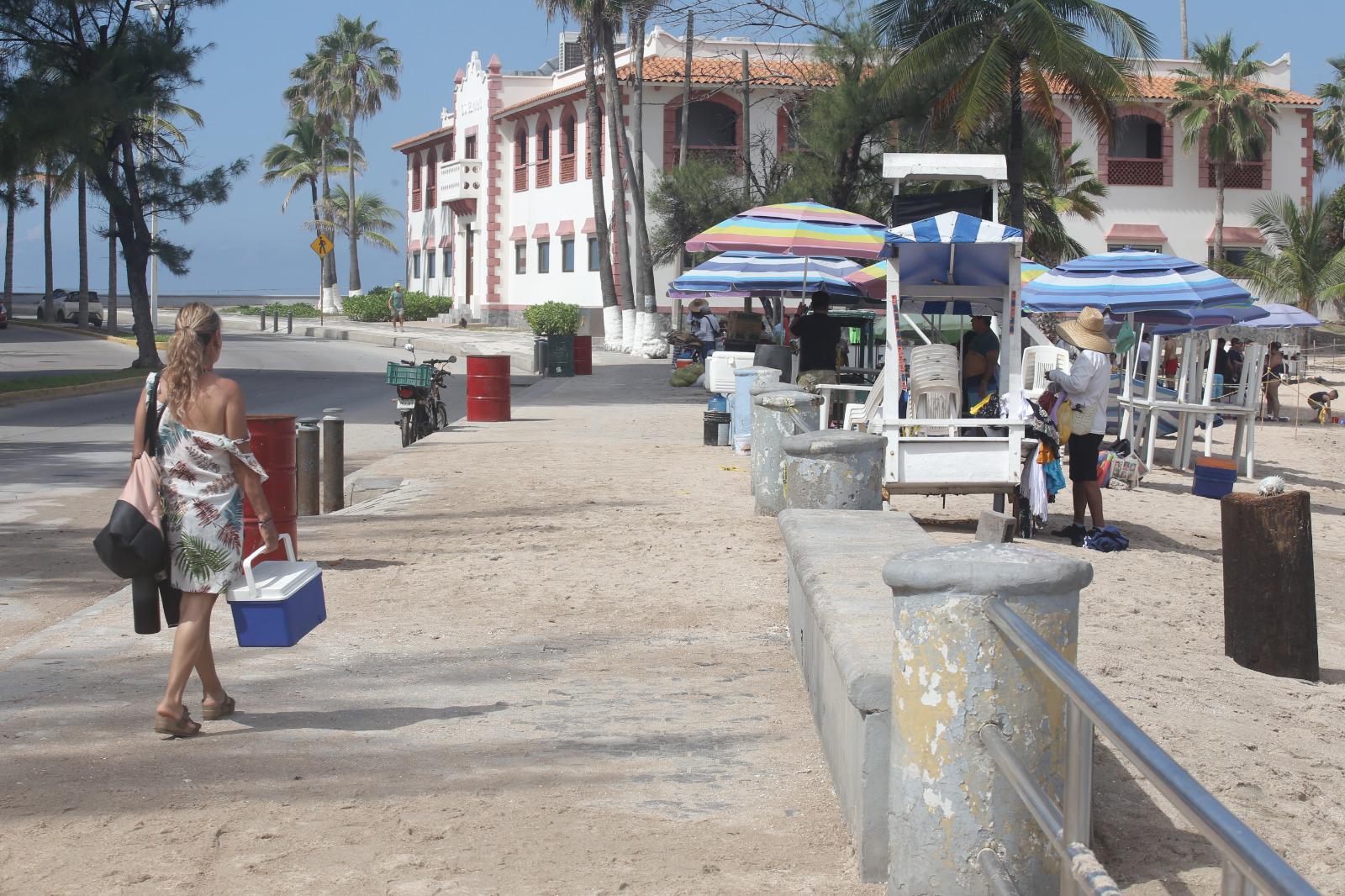 $!Reabren algunos accesos a playas de Mazatlán tras disminuir intensidad del oleaje
