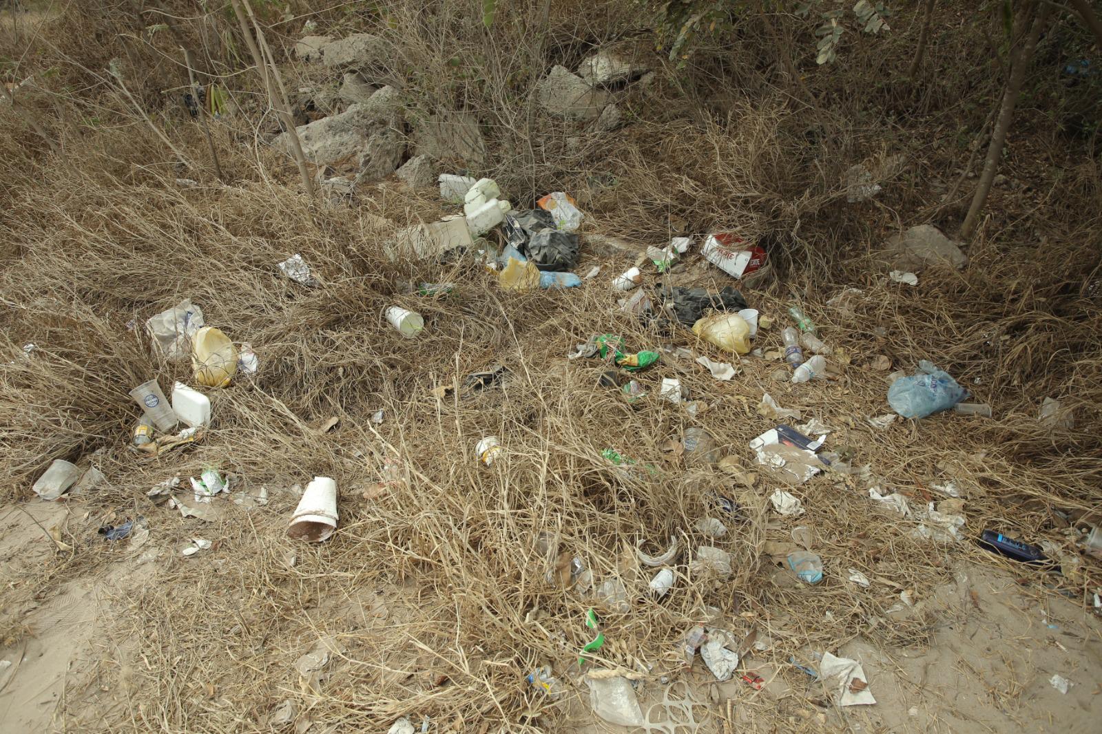 $!Escollera del Faro presenta grave problema de basura en la zona