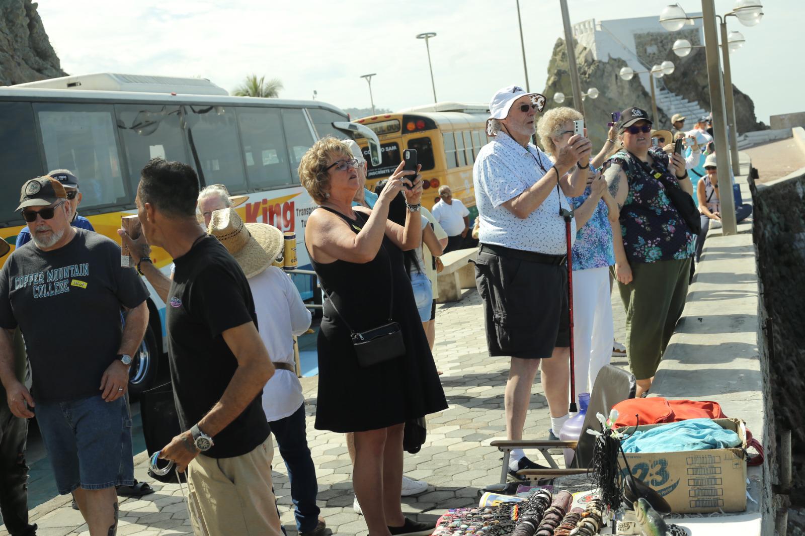 $!Recibe Mazatlán a más de 11 mil visitantes tras llegada de Koningsdam, Norwegian Bliss y Carnival Panorama