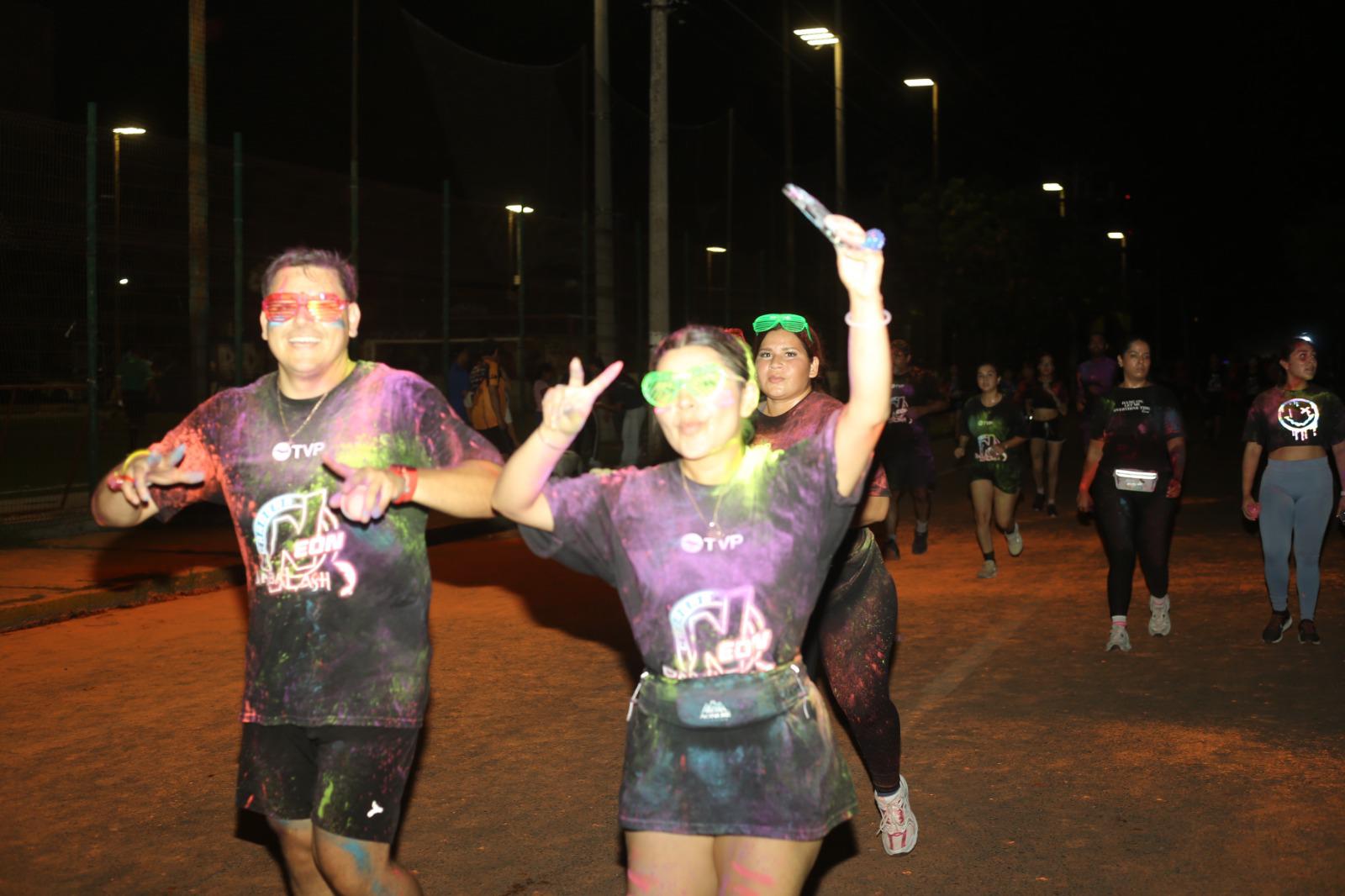 $!Mazatlecos y turistas disfrutan de fiesta de color en Carrera Neón TVP