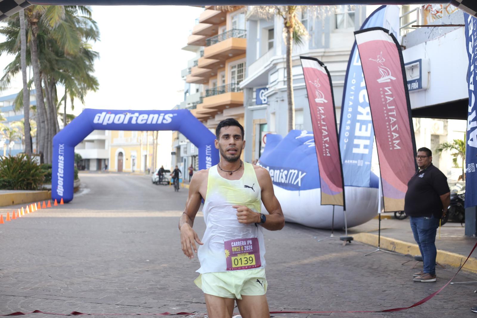 $!Javier Labrador y Ana Luisa Llorente conquistan la 15ª Carrera IPN OnceK 2026 en Olas Altas