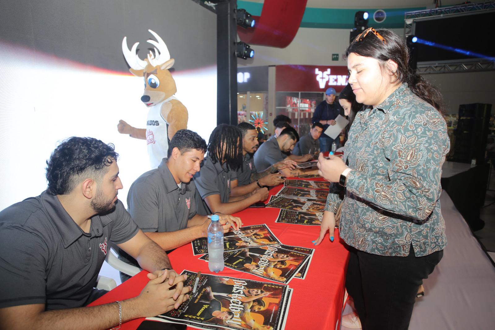 $!La firma de autógrafos.