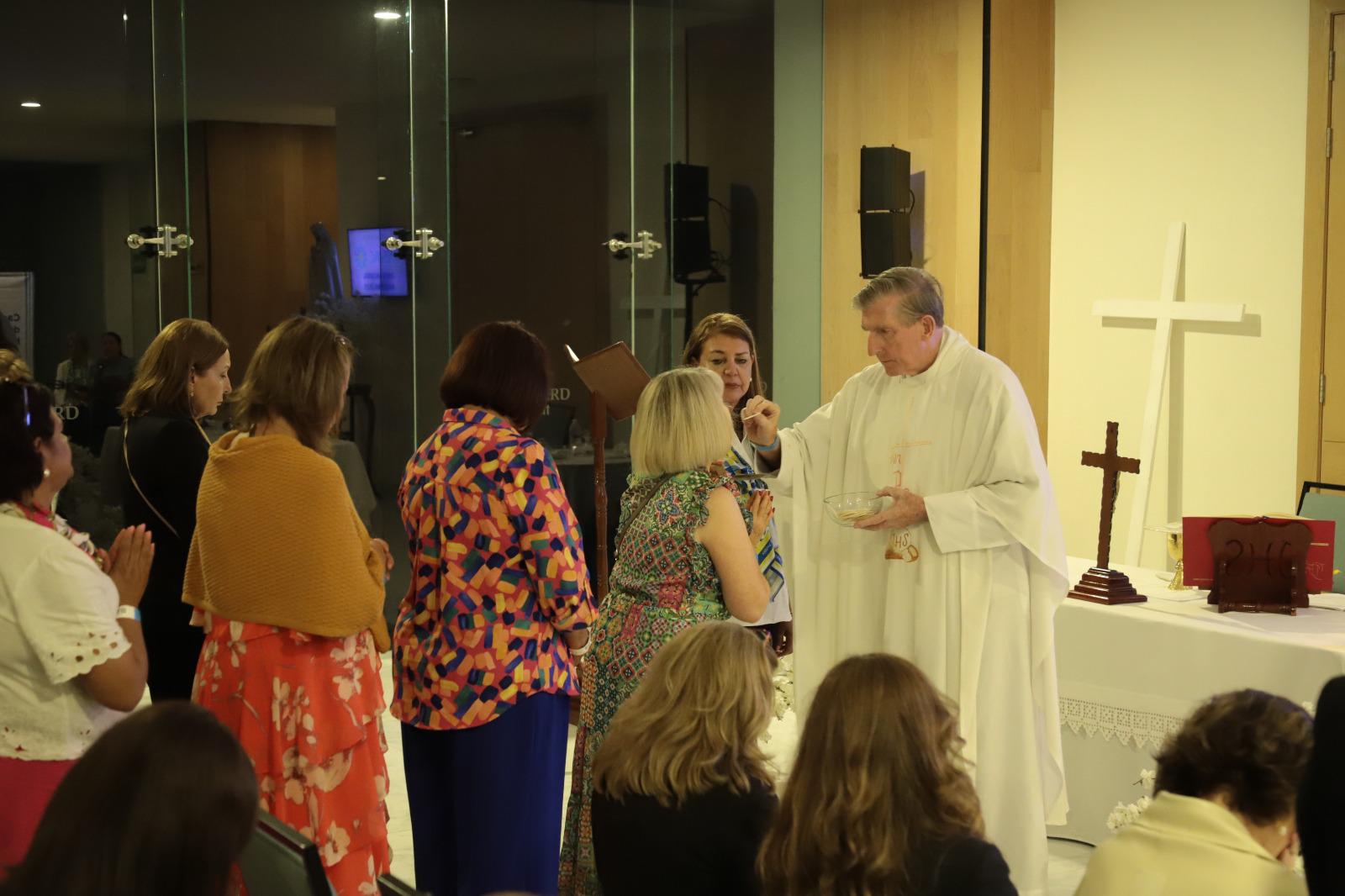 $!El Padre David Owen ofició la eucaristía que se celebró en el hotel el primer día de actividades.