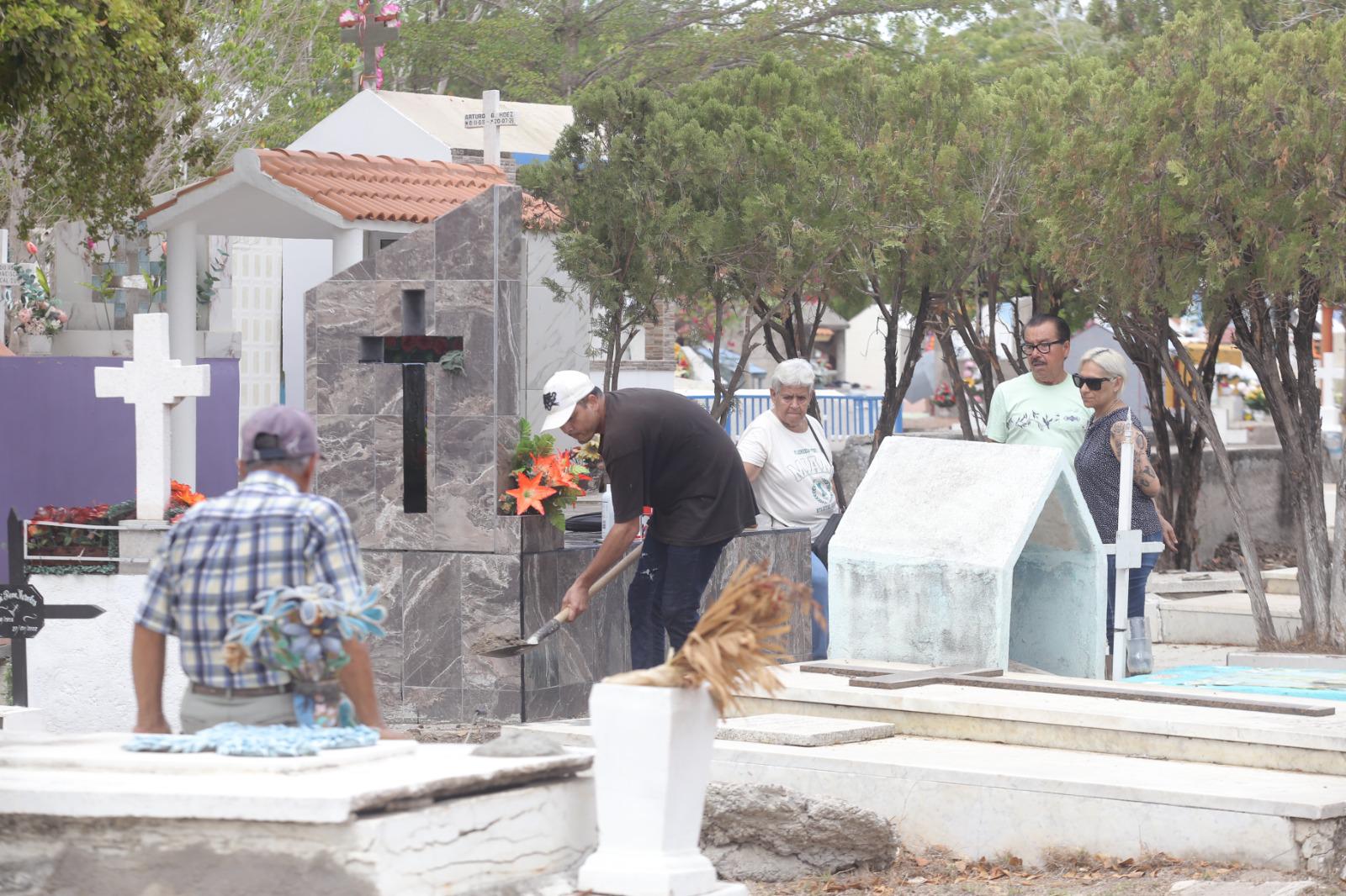 $!Familias mazatlecas acuden a los panteones para honrar a sus padres