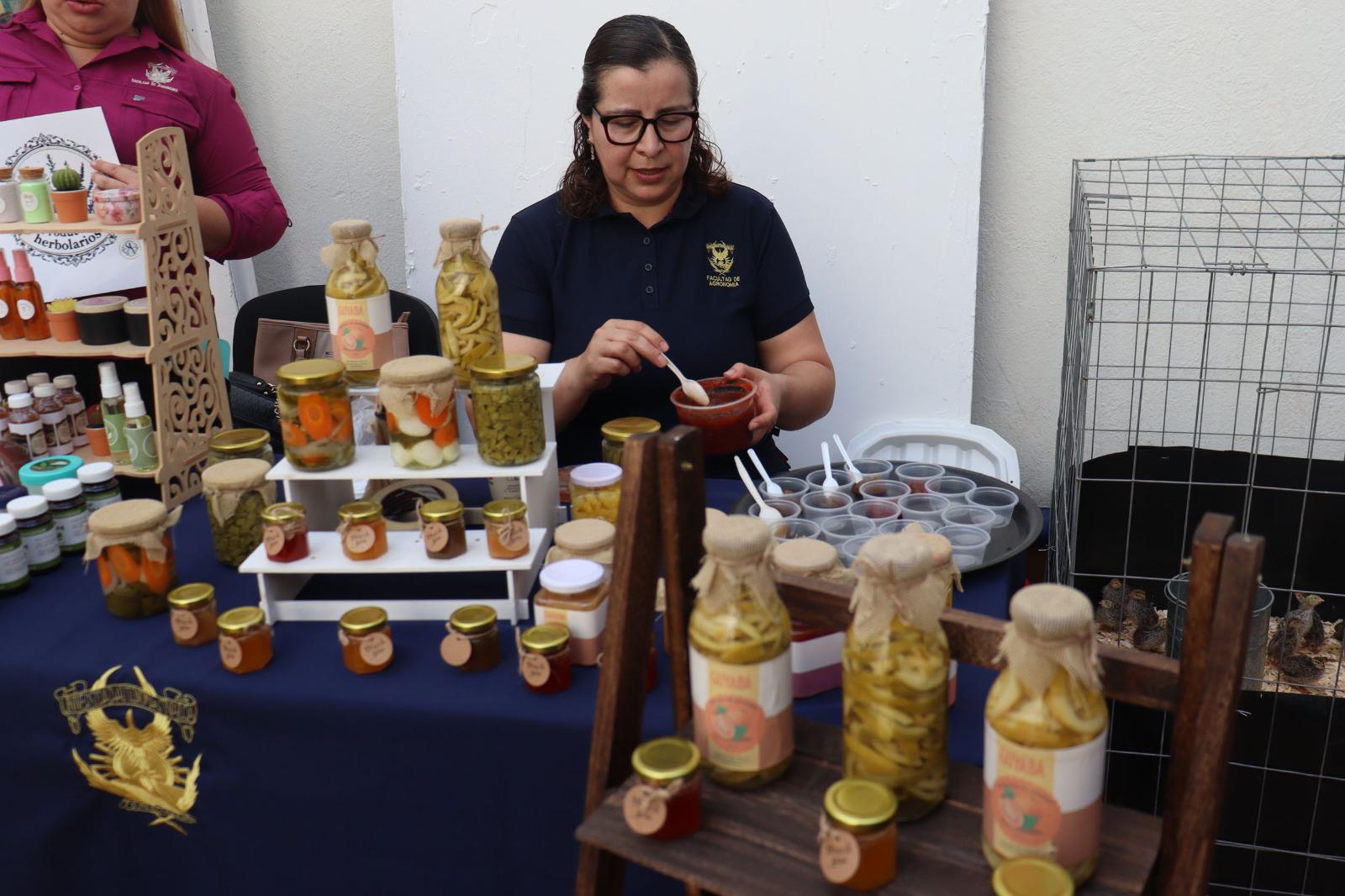 $!¡Construyendo futuro! Estudiantes y empresas coinciden en el éxito de los espacios de colaboración laboral, en la Feria de Vinculación UAS 2026