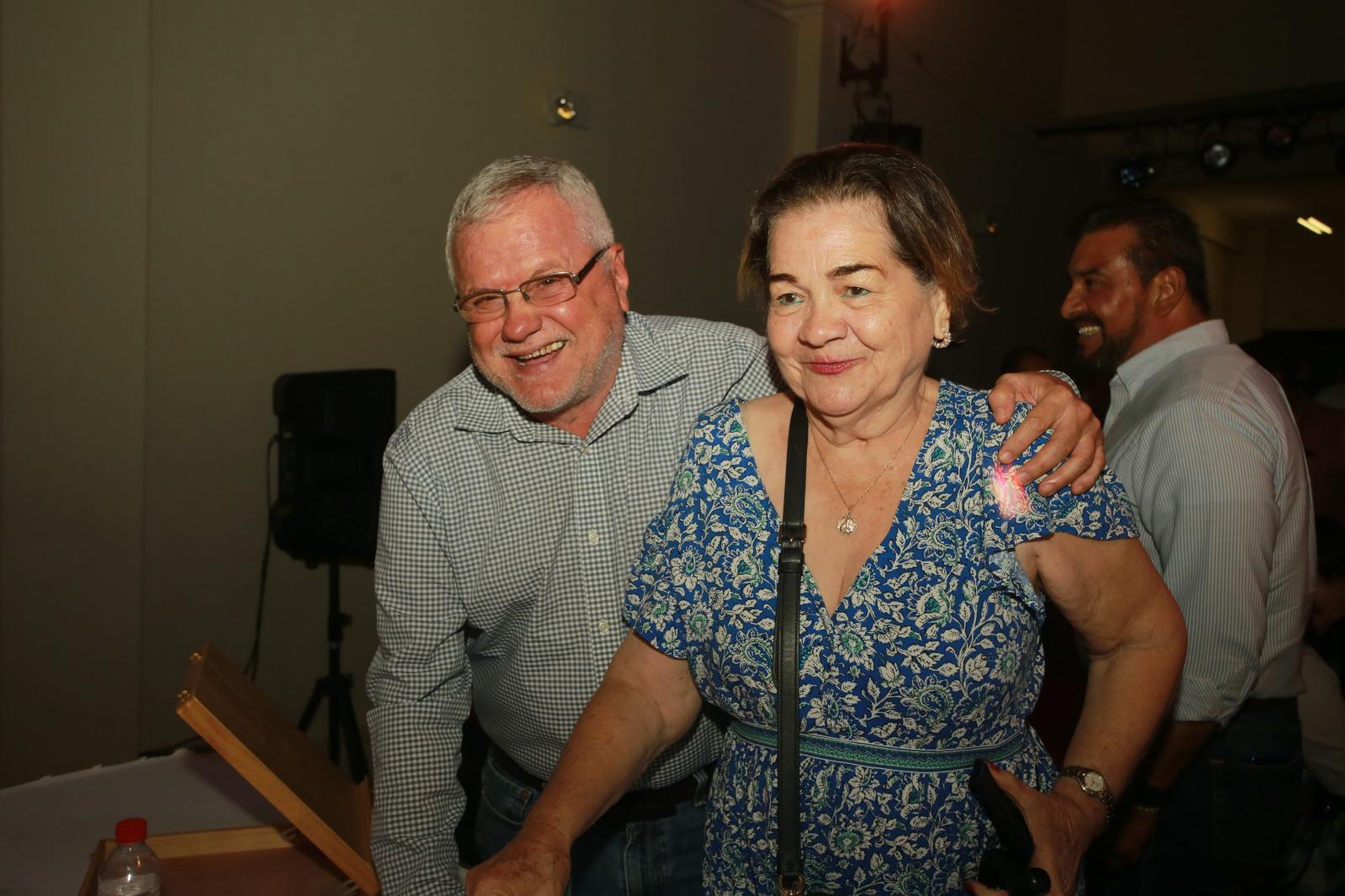 $!El Alcalde de Escuinapa, Víctor Díaz Simental junto a Consuelo Lizárraga.