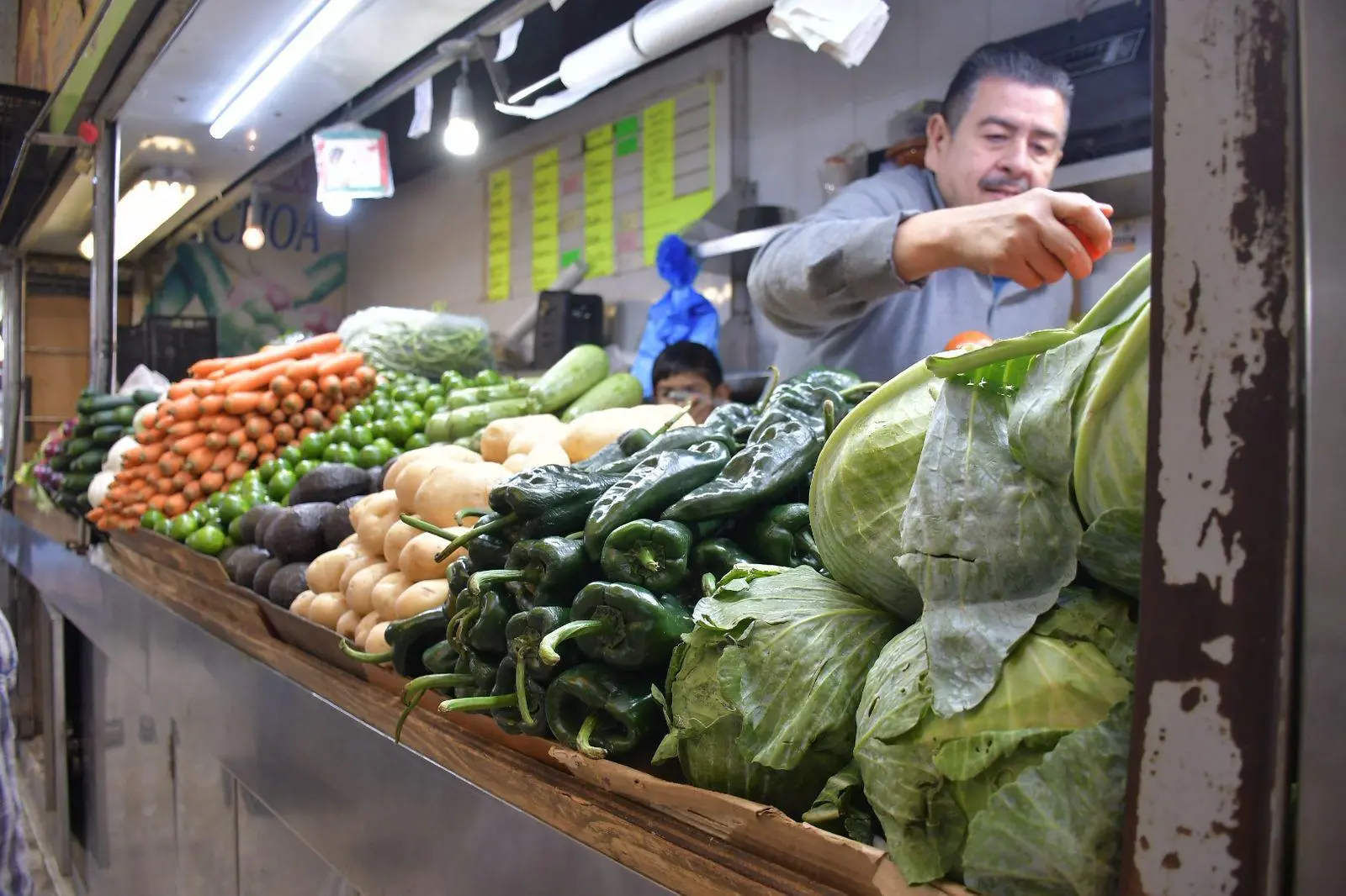 $!Baja de precio del huevo en Culiacán, mientras el chile verde y el pepino aumentan