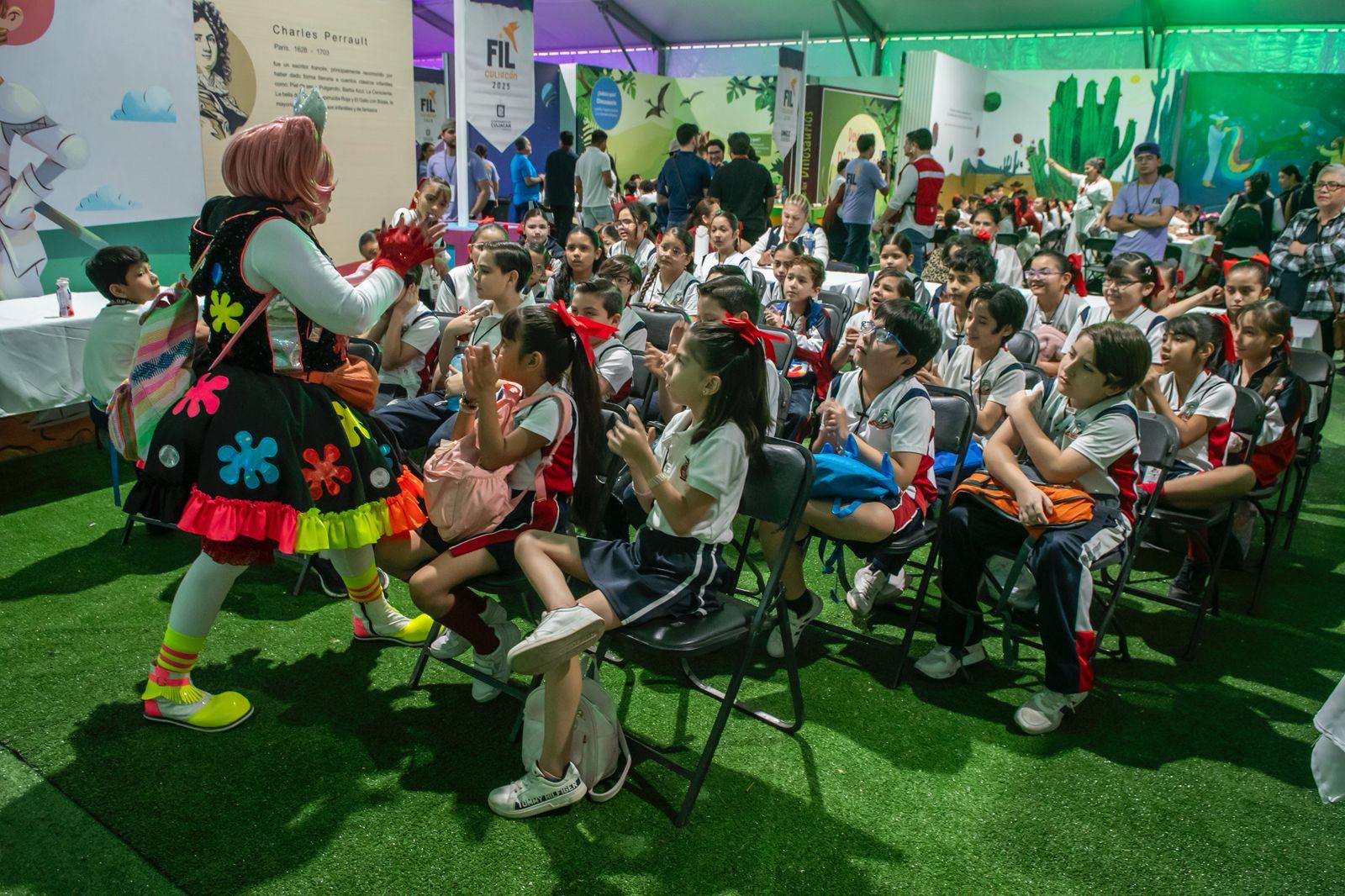 $!Los niños disfrutan los espectáculos con payasos.