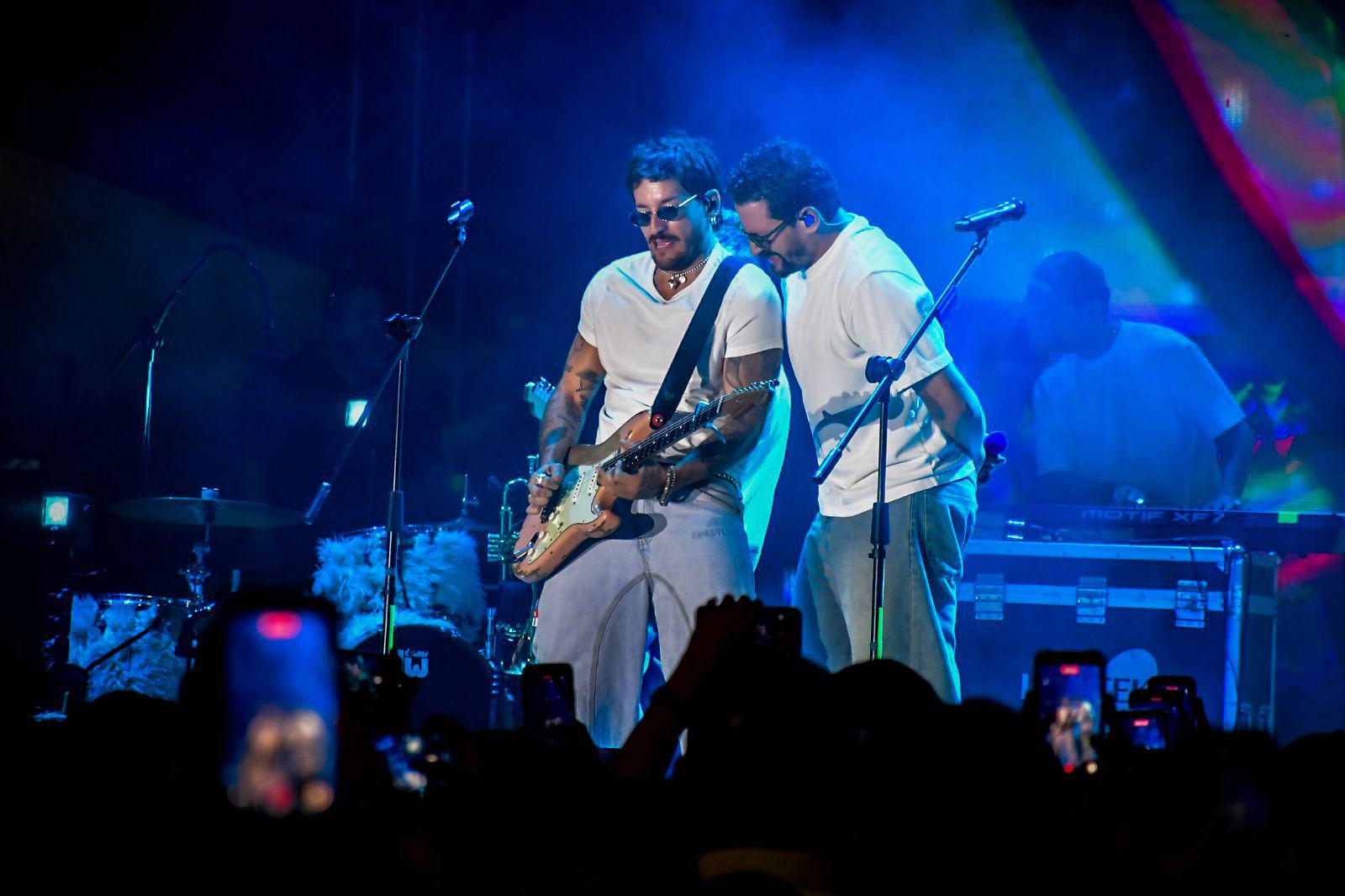 $!Bailan sinaloenses al ritmo de Adrián Cota y Mau y Ricky