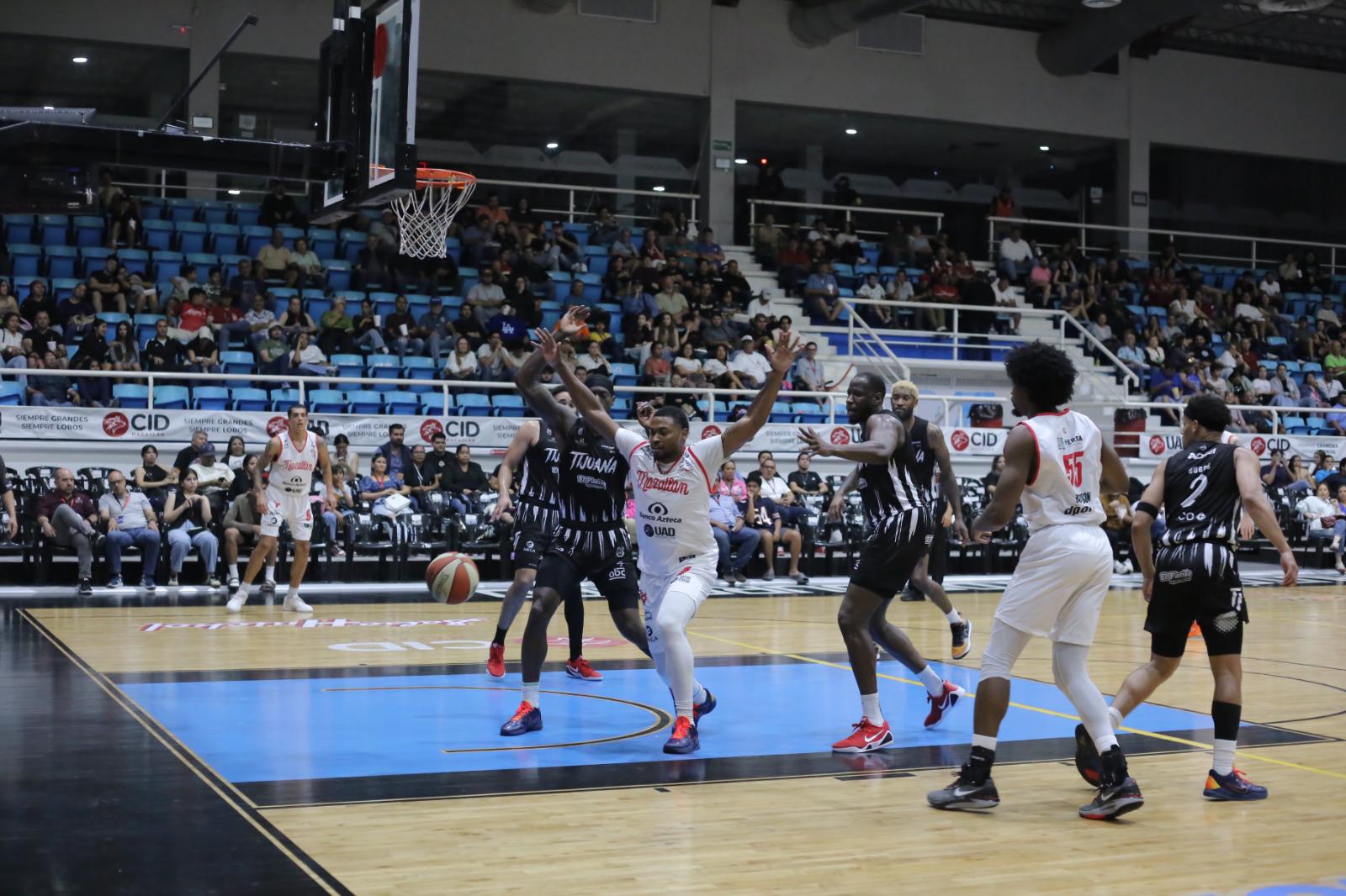 $!En peleado encuentro, Venados Basketball cae en casa ante Zonkeys