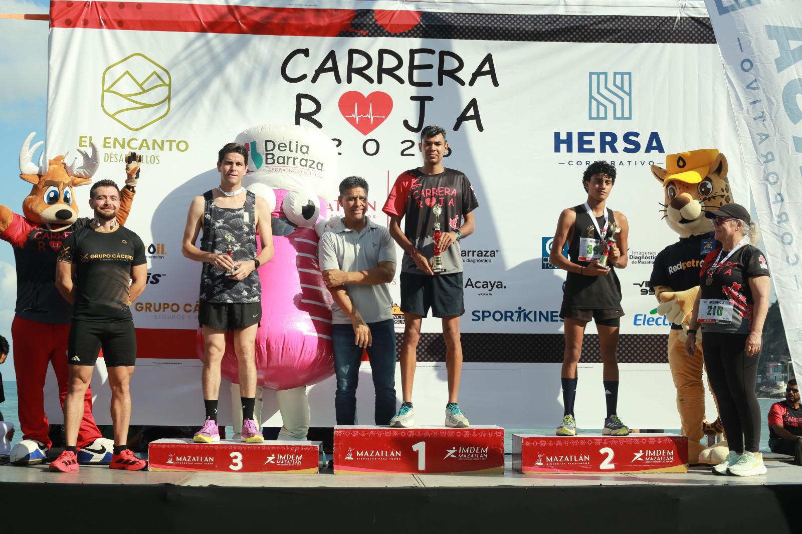 $!Jesús y Norma Labrador imponen su ley en la Carrera Roja 2026 en Mazatlán
