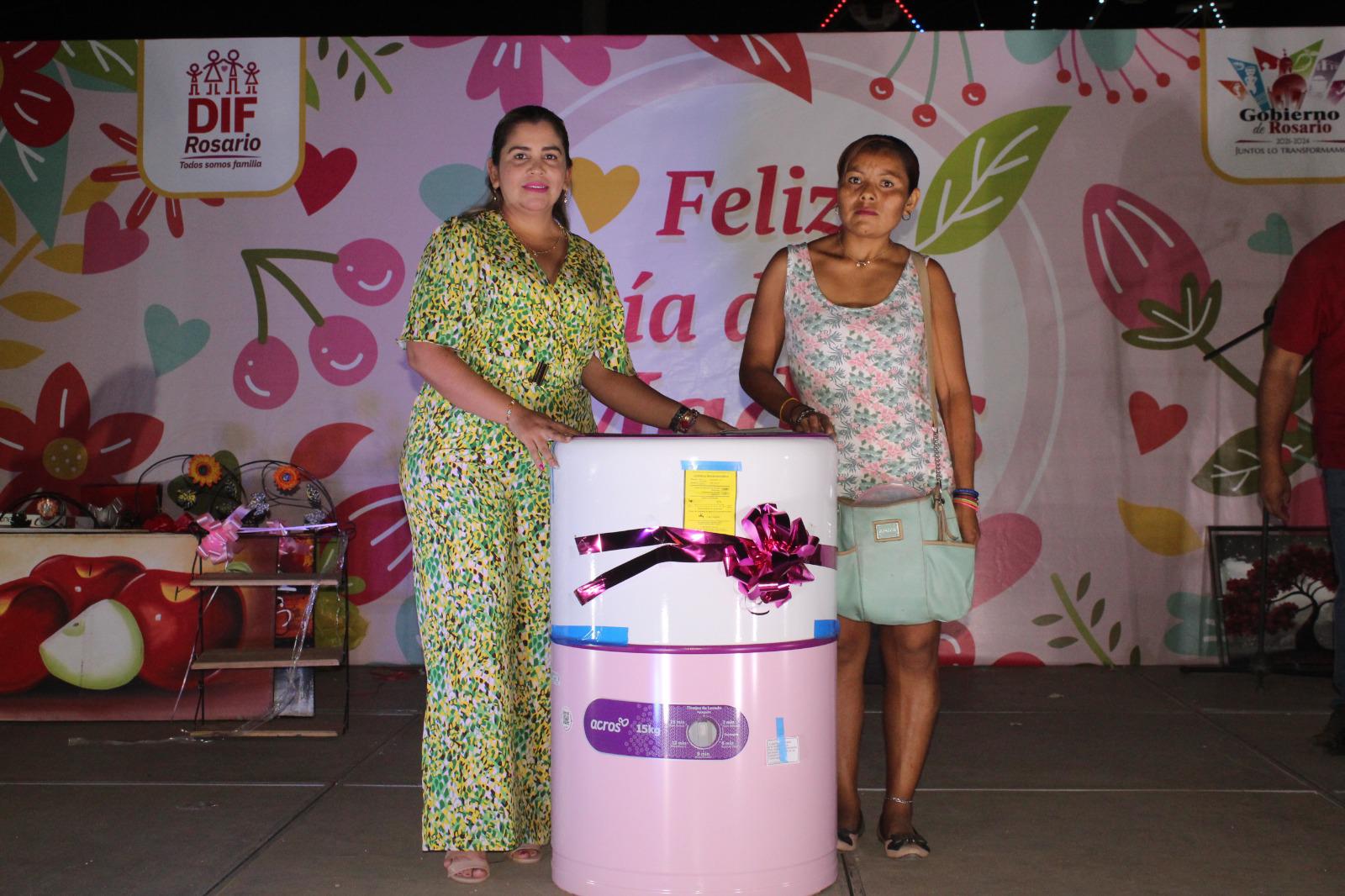 $!Disfrutan mamás festejo con rifa de regalos y elección de reina en Rosario