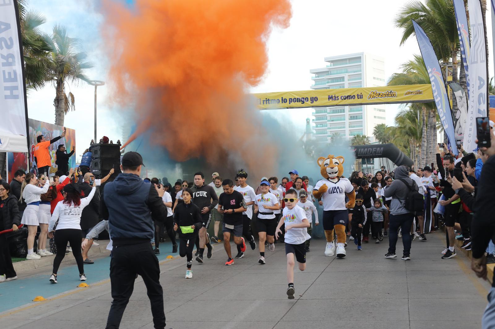 $!Mil 500 participantes viven una fiesta en la Carrera Píntate 5K Mazatún