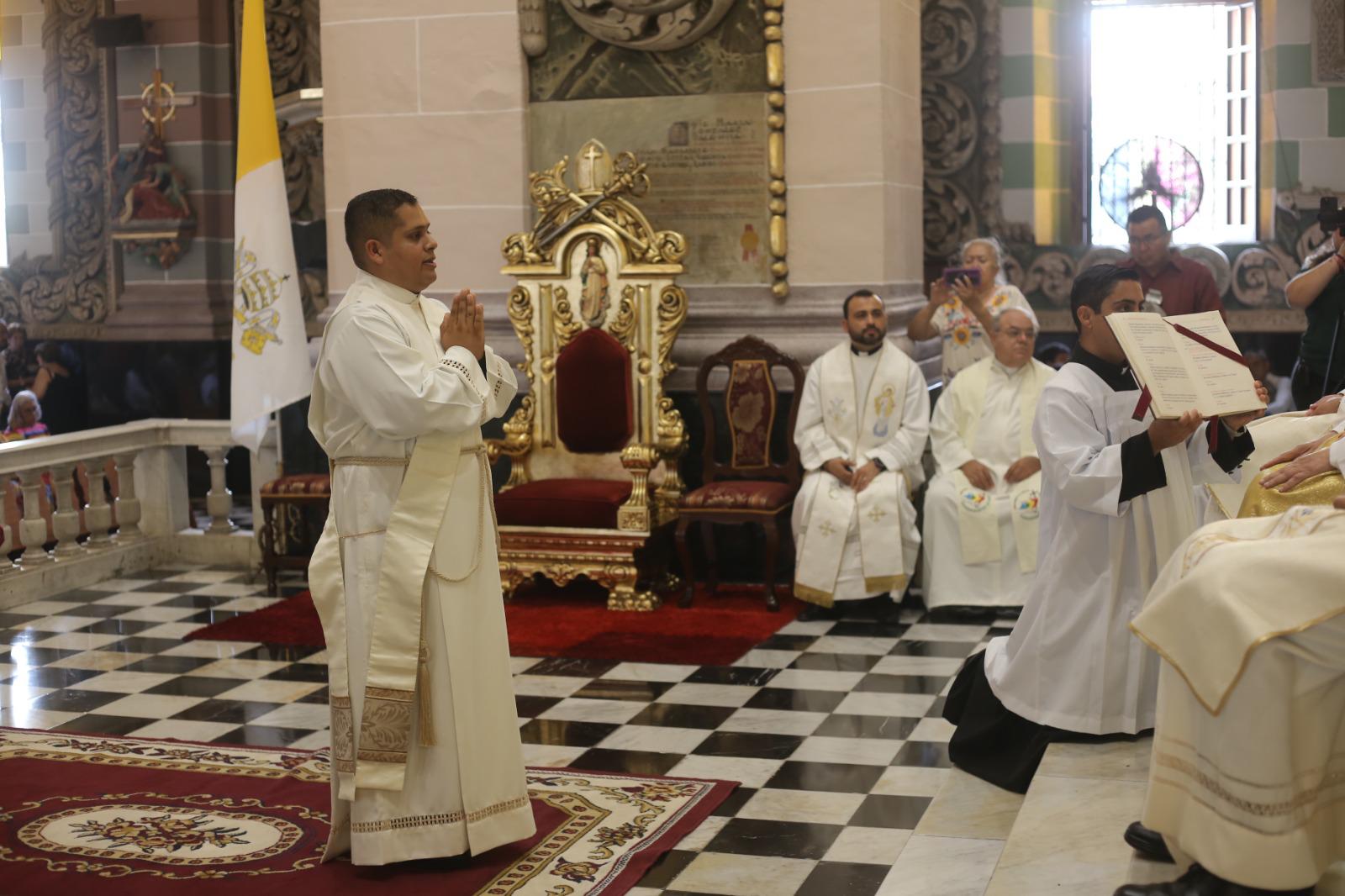 $!Ordenan a Sergio Armando como presbítero; Obispo de Mazatlán agradece por 29 años de su labor