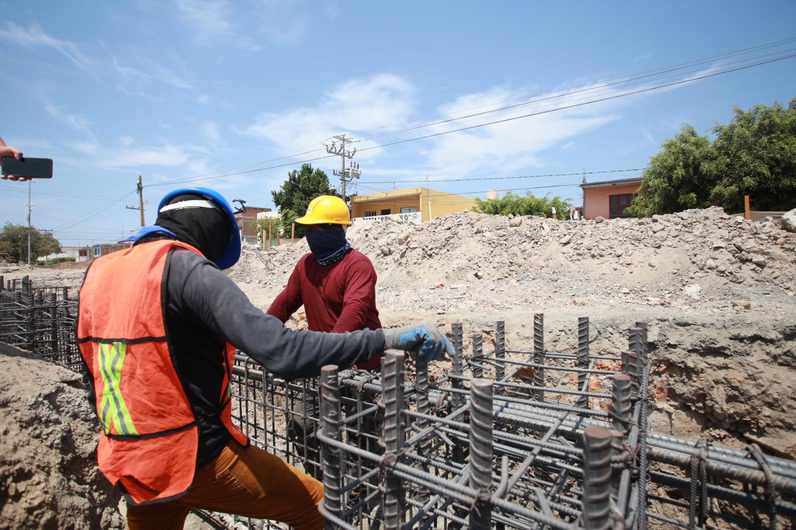 $!Trabajan en la construcción pese a altas temperaturas en Mazatlán
