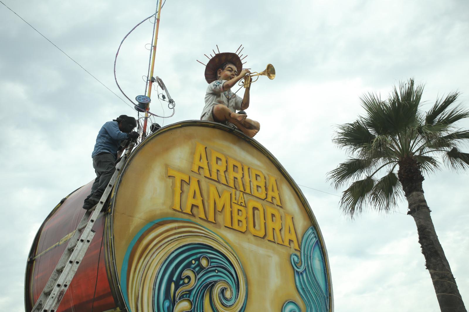 $!Avanza instalación de monigotes en el paseo costero de Mazatlán