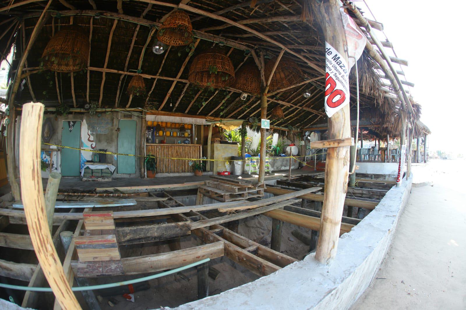 $!Apresuran reapertura de palapas a la orilla de la playa en Mazatlán