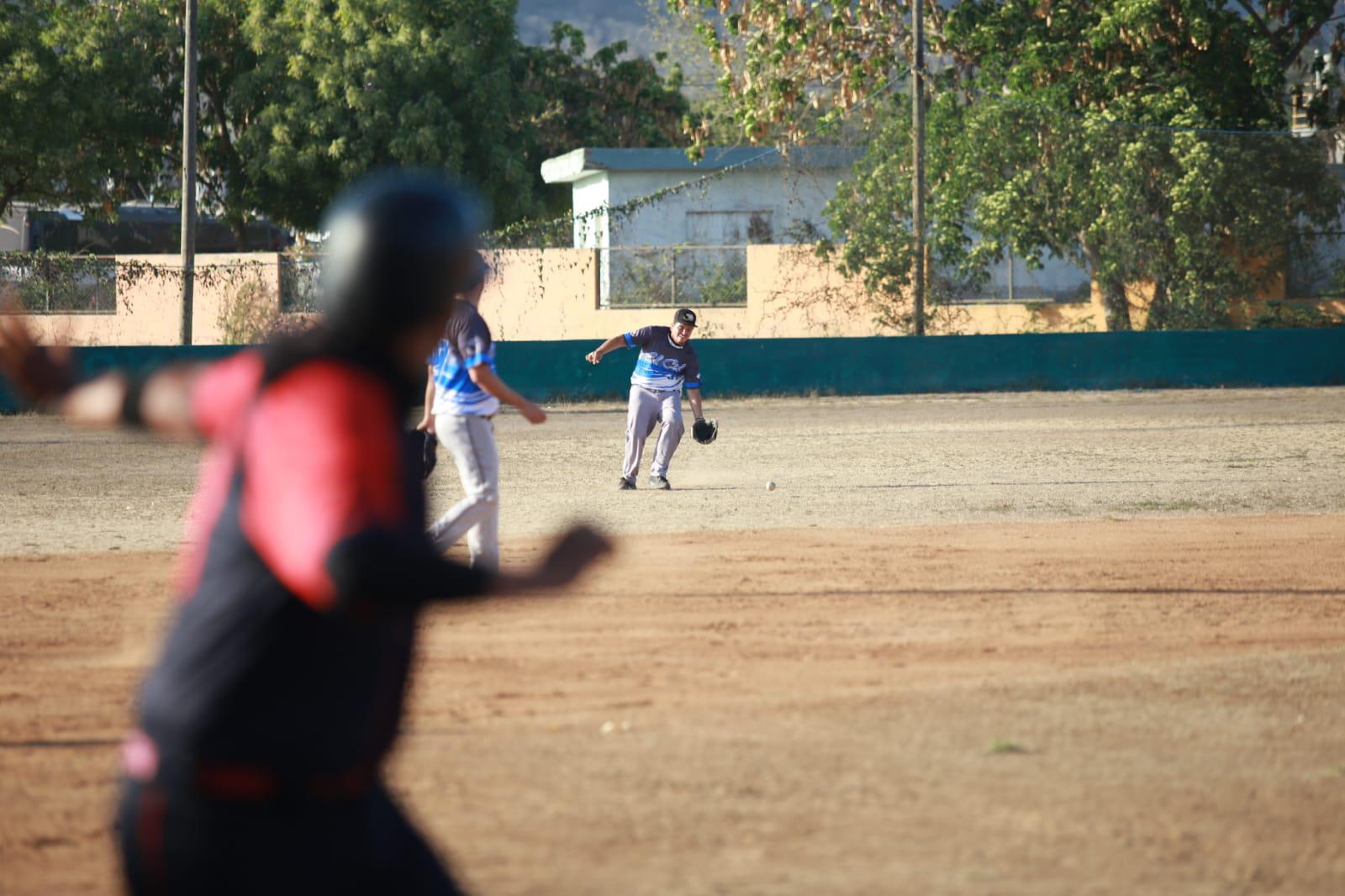 $!Hotel El Cid cobra revancha en Liga de Beisbol Meseros al Bat
