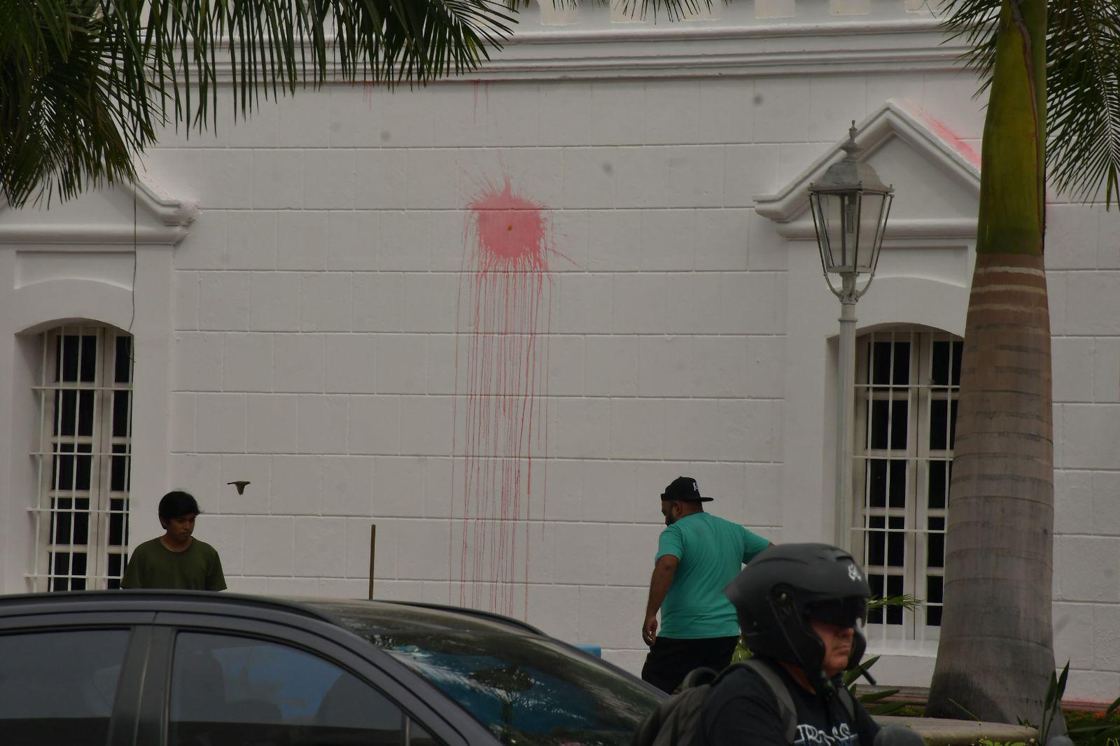 $!Marcha del 8M en Culiacán culmina con pintas en el Ayuntamiento
