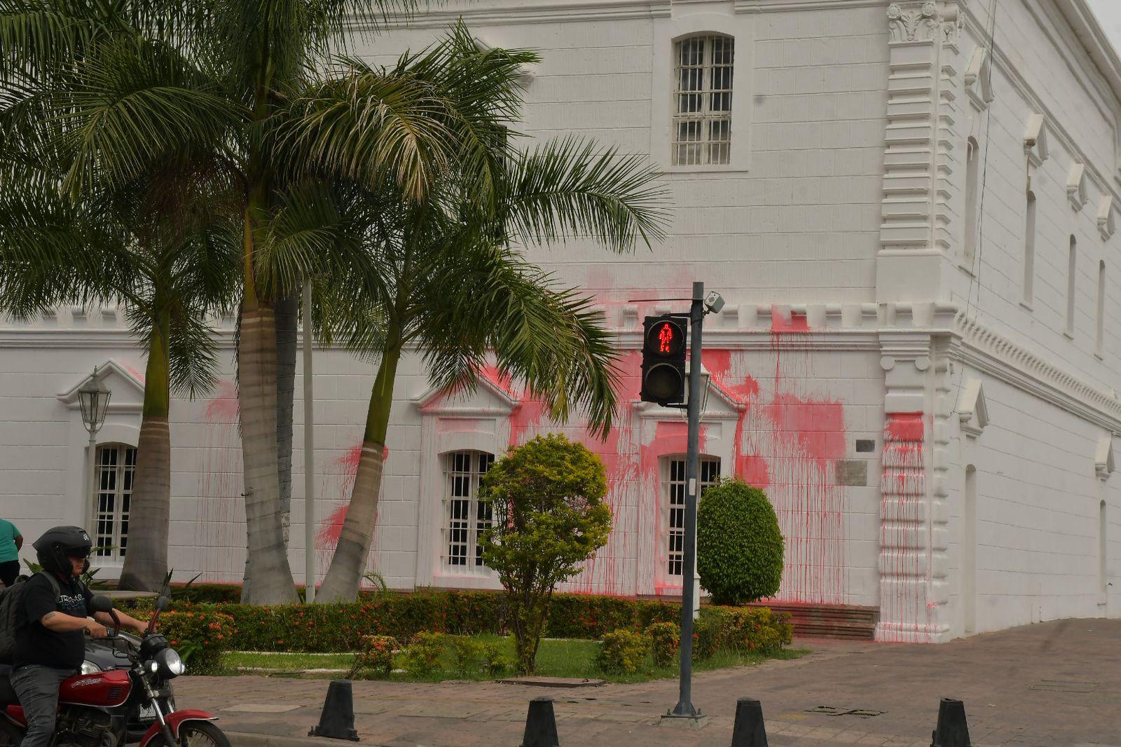 $!Marcha del 8M en Culiacán culmina con pintas en el Ayuntamiento