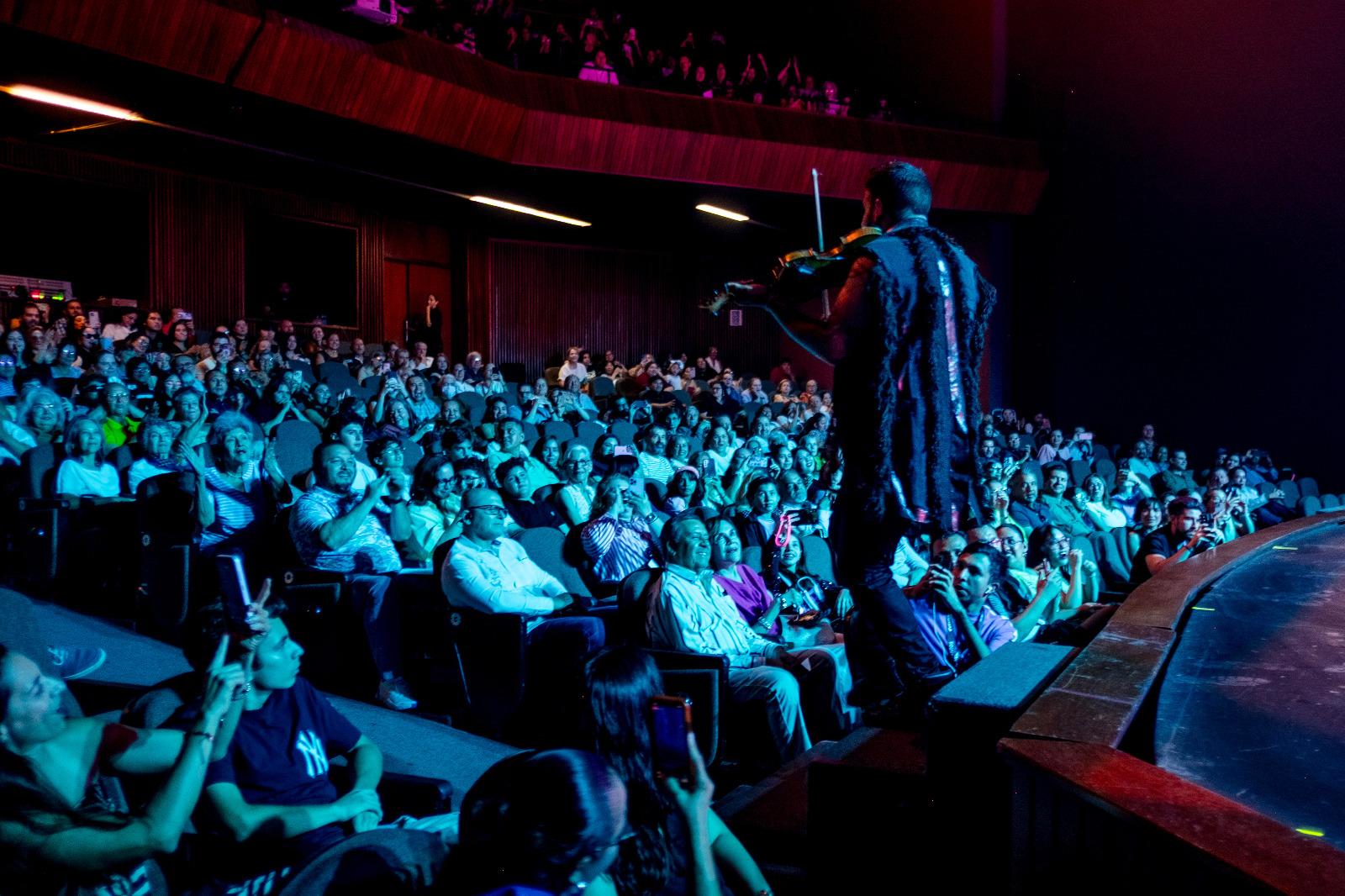 $!El público lo siguió entusiasmado.