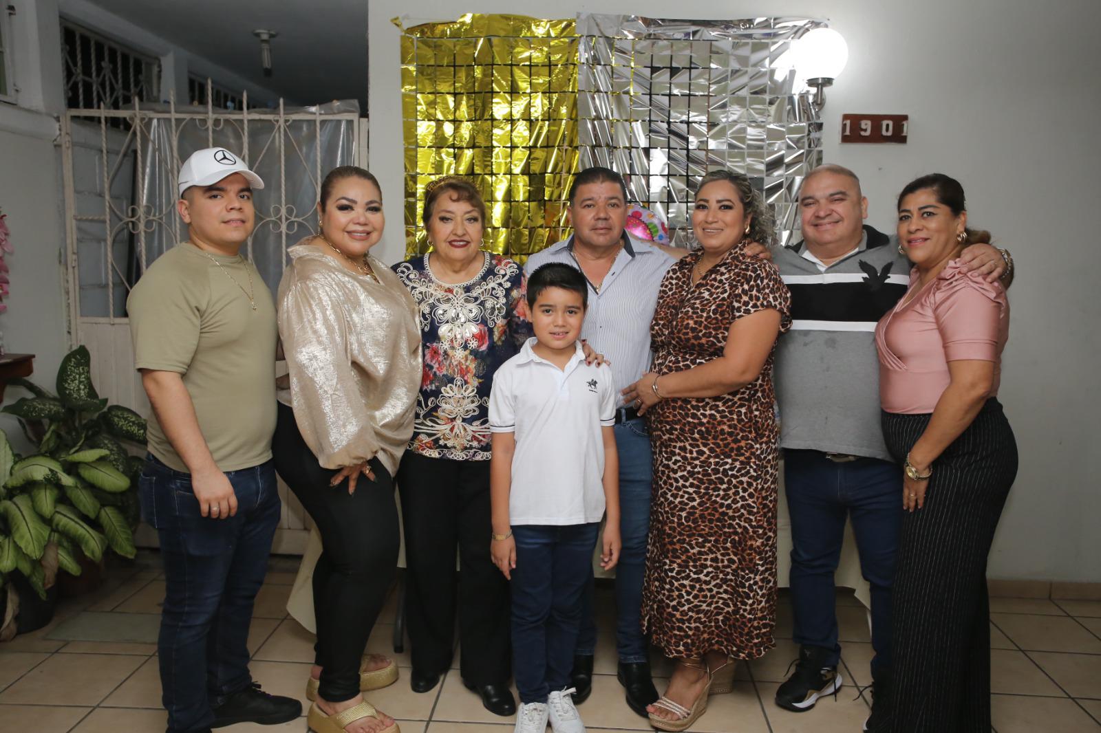 $!Martha Cecilia disfrutó de su cumpleaños rodeada de familiares y amigos, en una alegre celebración organizada por su familia.