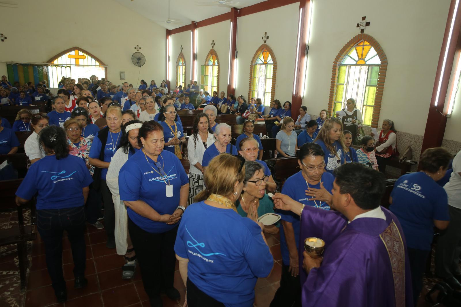$!Las participantes recibieron la comunión durante la misa de acción de gracias.