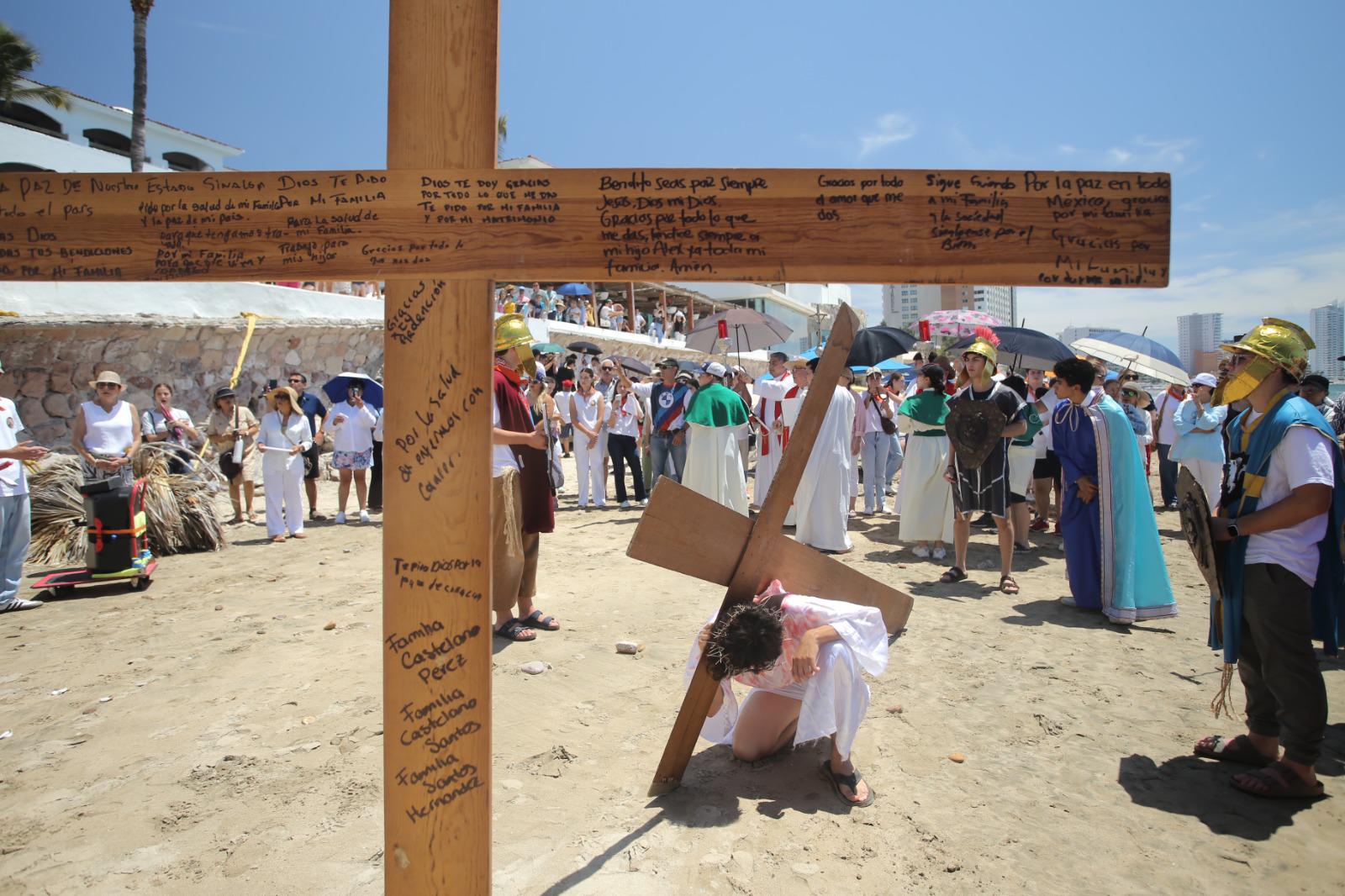 $!Viven con pasión fieles de San Judas el tradicional Viacrucis por la playa