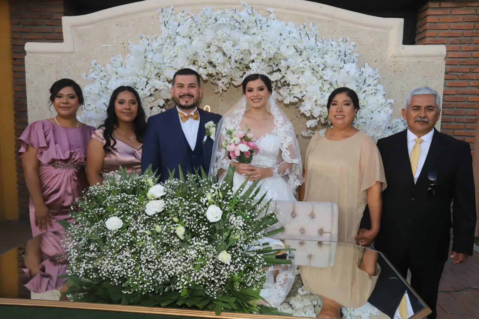 $!Los novios entre Johana y Ruth Merari Castillo Sánchez, Amelia Sánchez Rentería y Gregorio Castillo Villegas.