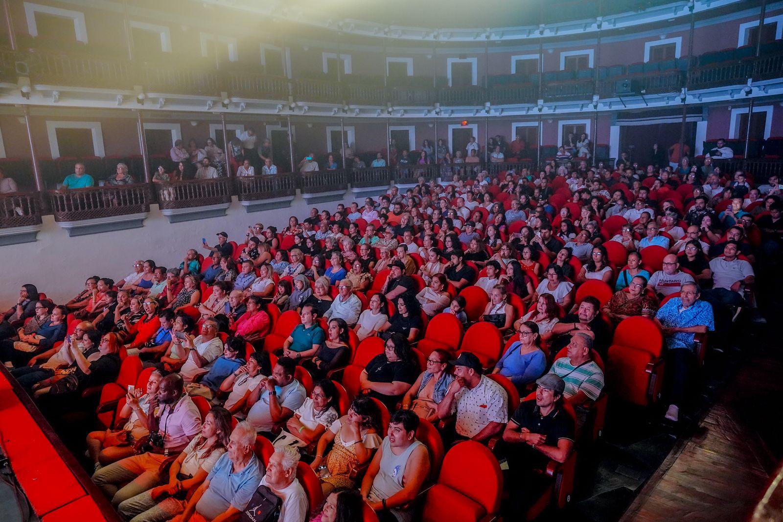 $!El público que acudió al Teatro Ángela Peralta disfrutó el espectáculo.