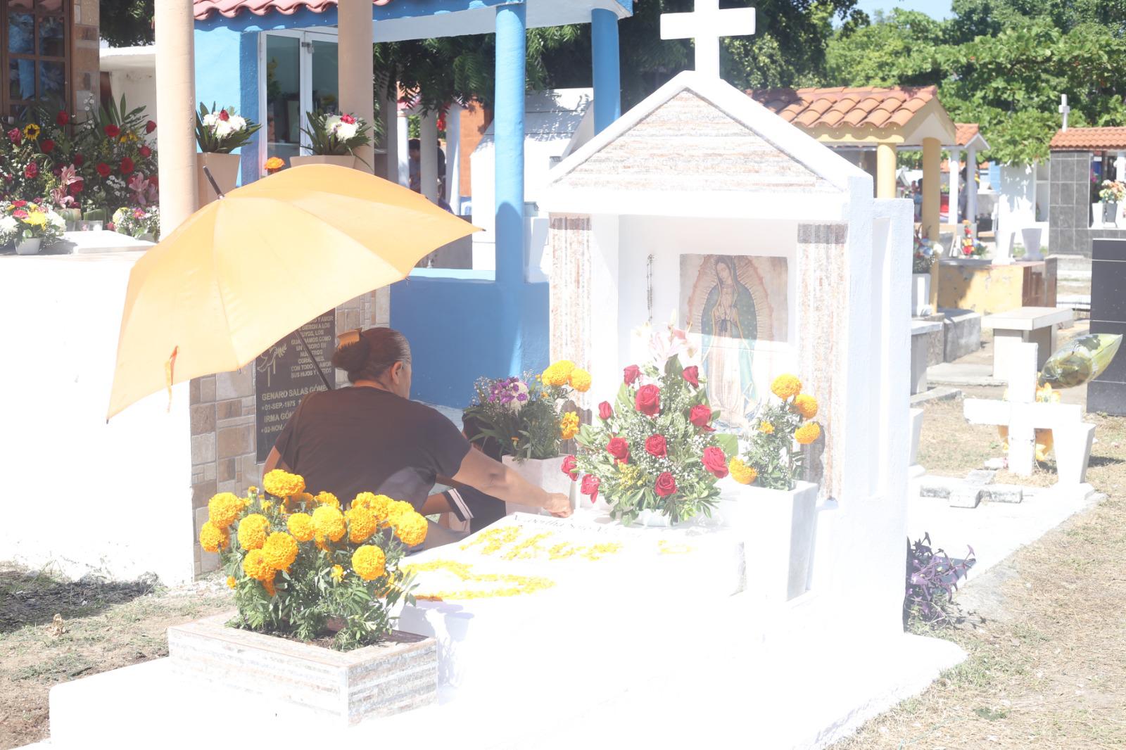 $!Mazatlecos mantienen viva la tradición del Día de Muertos en los panteones