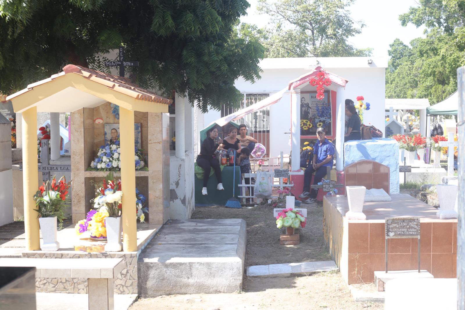 $!Mazatlecos mantienen viva la tradición del Día de Muertos en los panteones