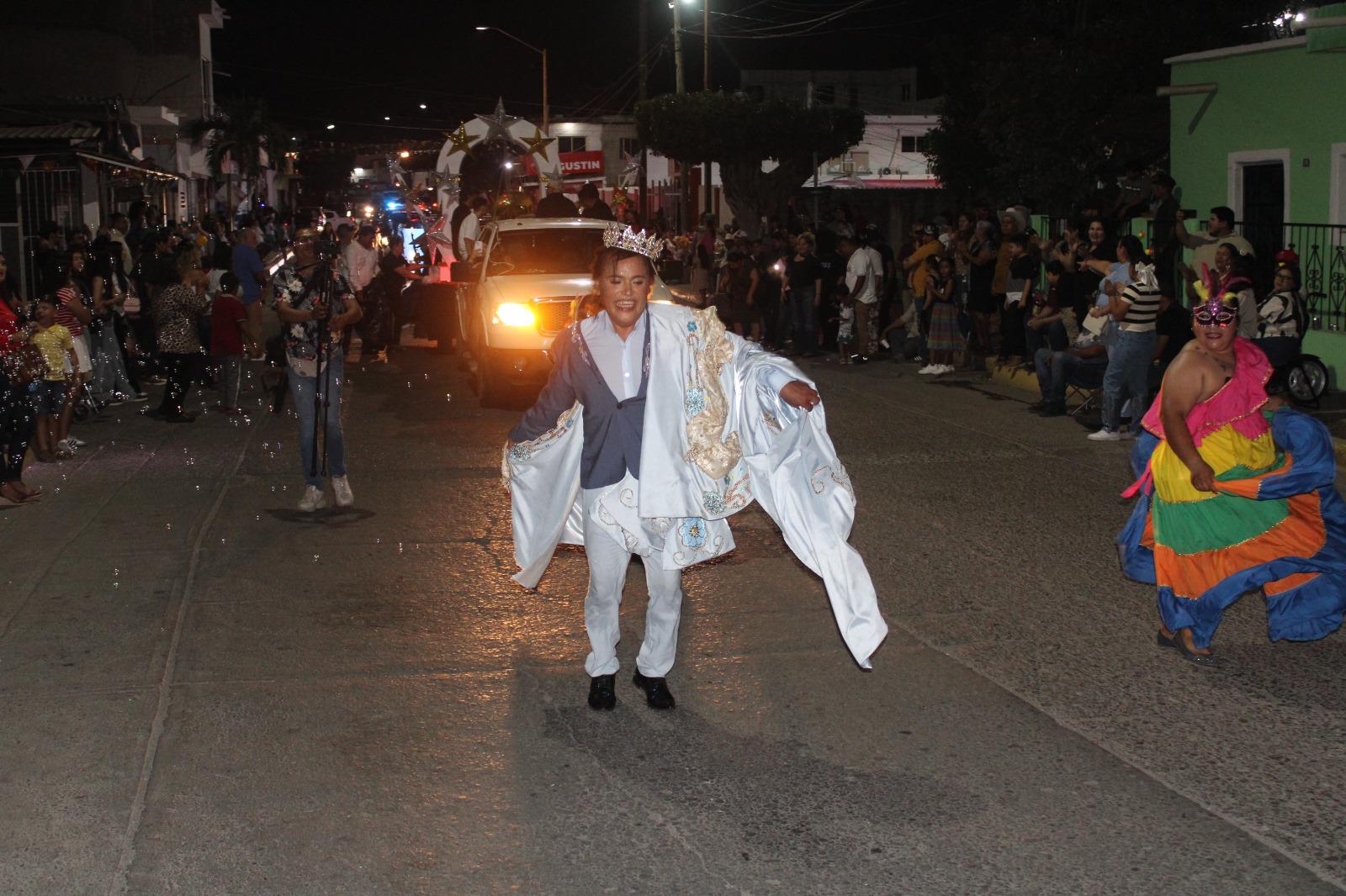 $!Cierra Carnaval de El Rosario con desfile y espectáculo de luces