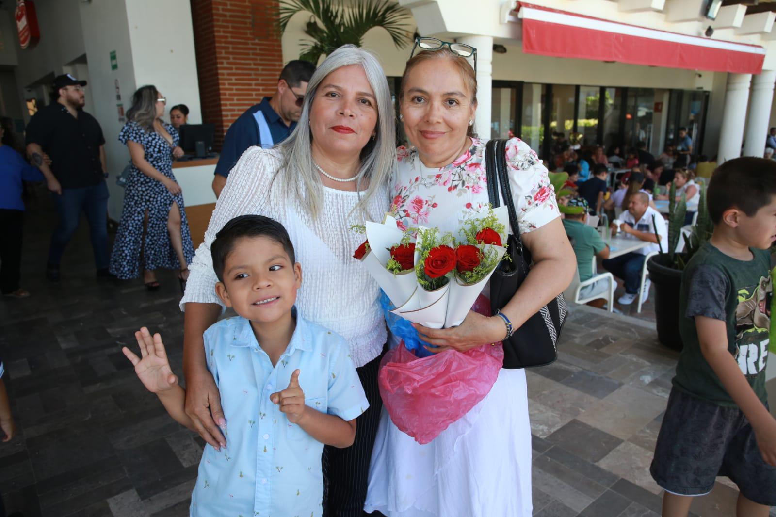 $!Hacen fila desde temprano para celebrar a sus mamás en restaurantes