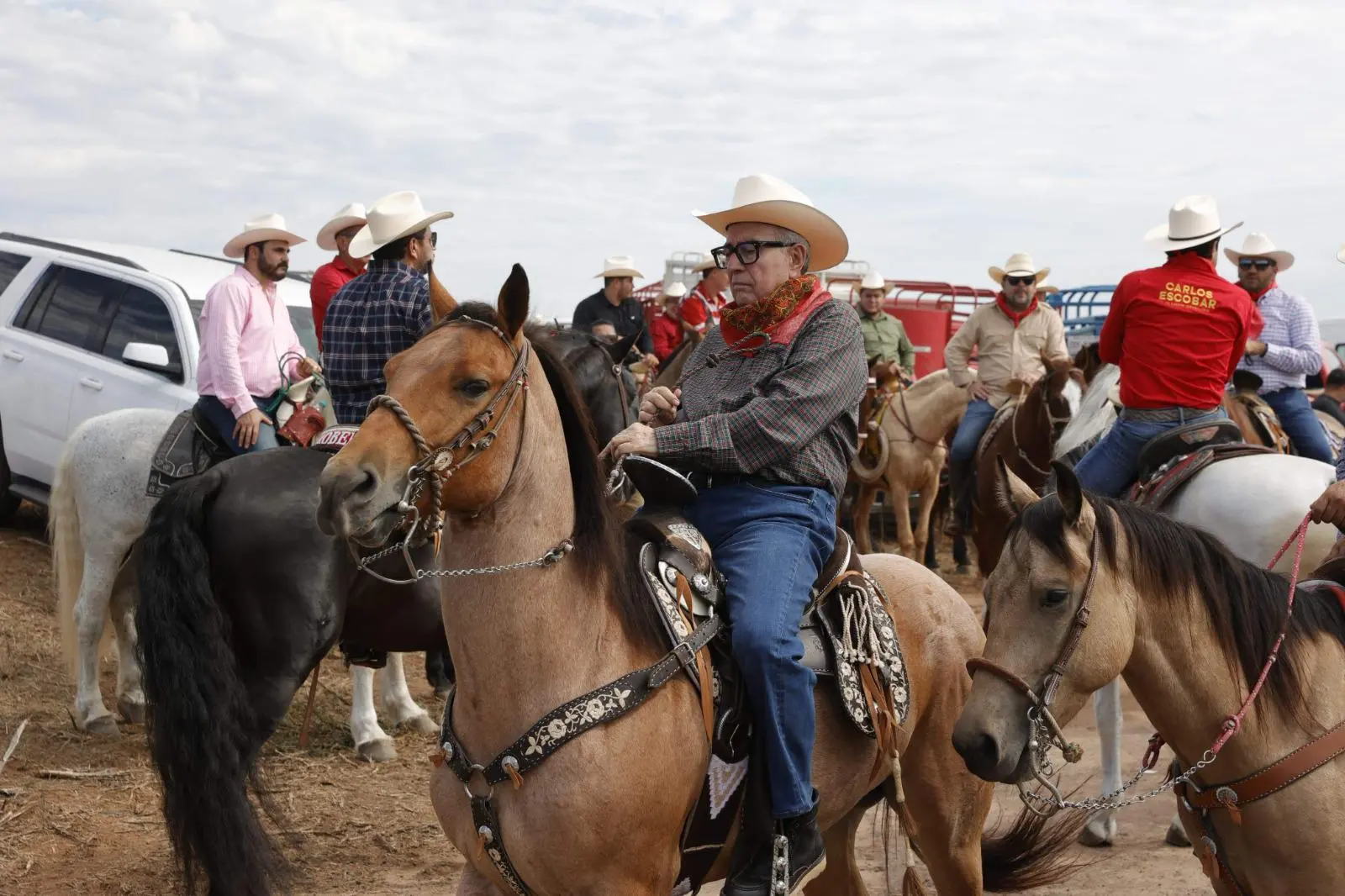 $!Rocha Moya y Estrella Palacios participan en la tradicional cabalgata de los Escobar en Mazatlán
