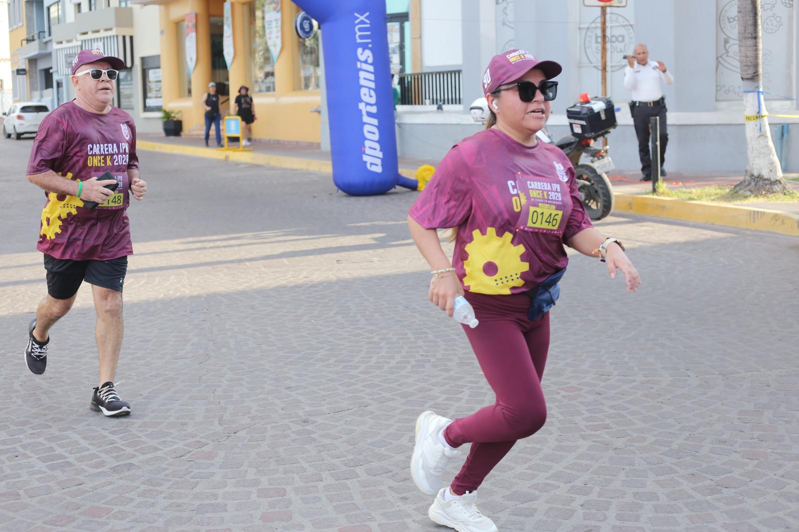 $!Javier Labrador y Ana Luisa Llorente conquistan la 15ª Carrera IPN OnceK 2026 en Olas Altas