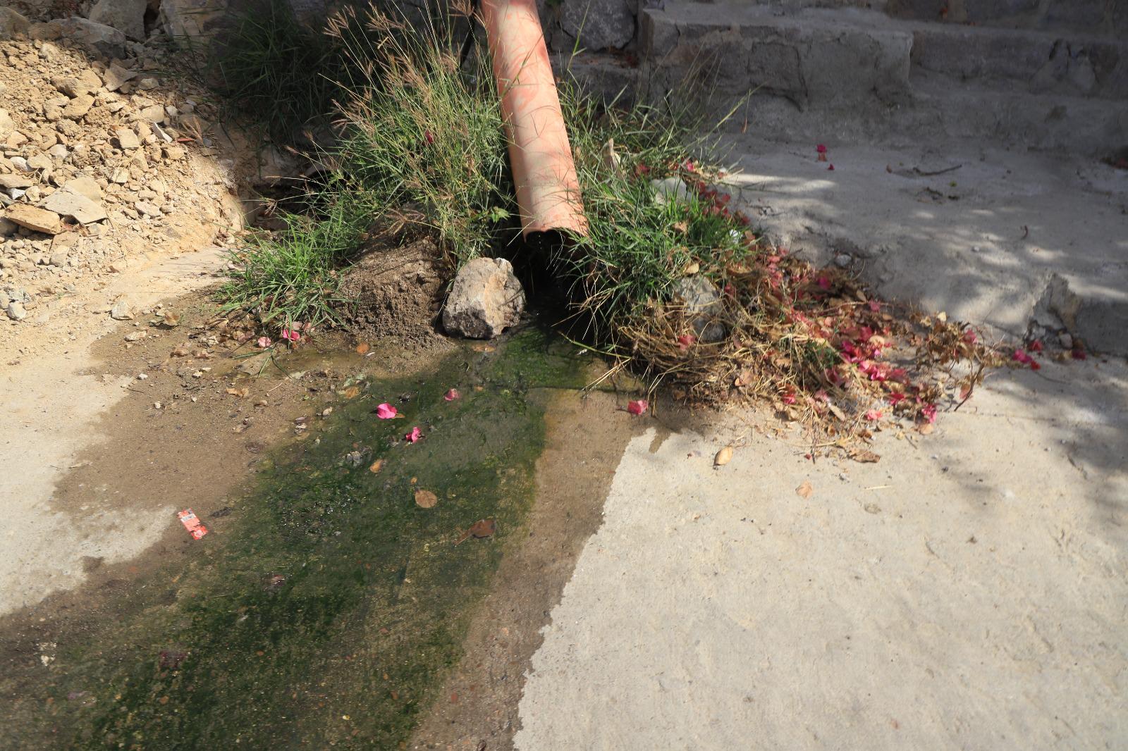 $!Denuncian fuga de aguas negras arrojadas a la vía pública en Cerro de la Nevería