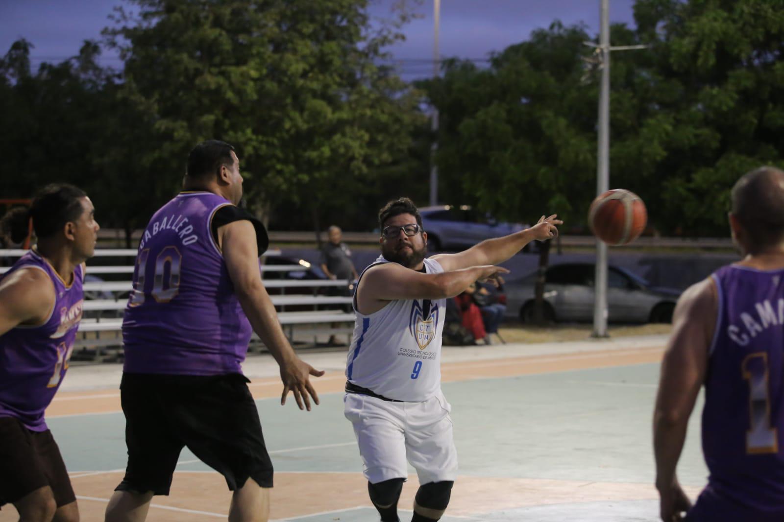 $!Señor Frog’s dobla a Rooster Pincher en Torneo Veteranos de Baloncesto