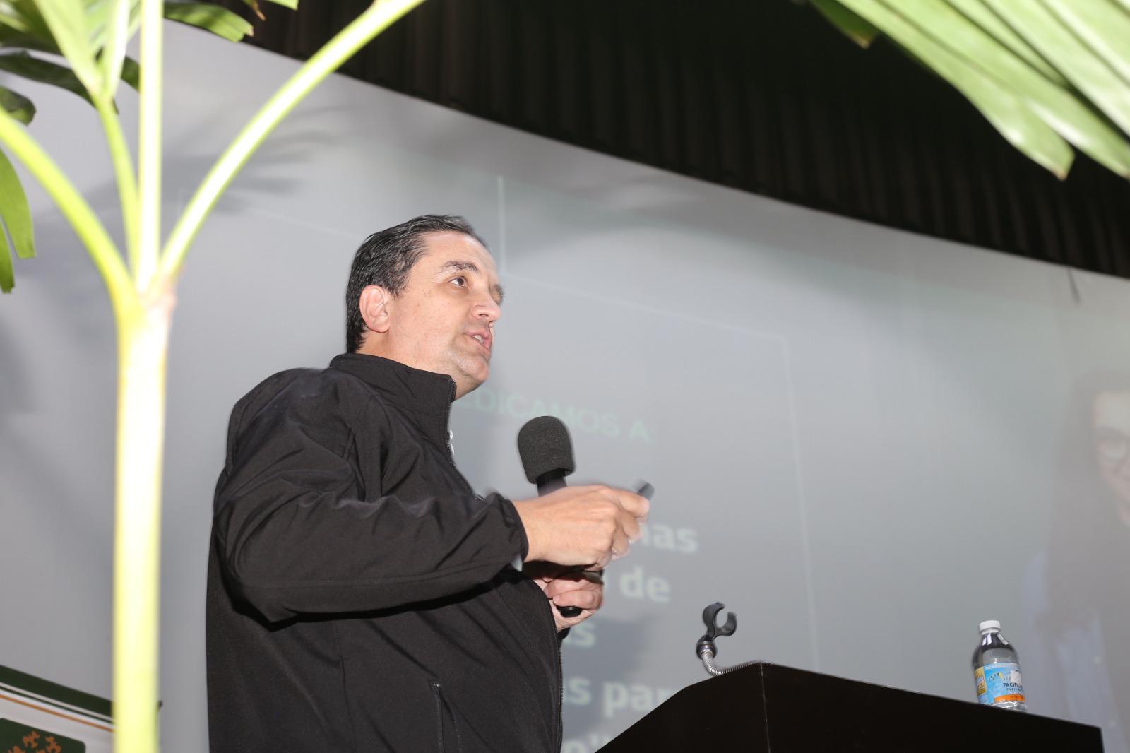 $!Luis Gutiérrez Aladro, impartió la charla denominada “Educación para Tiempos Emergentes”, en el Teatro del Hotel el Cid.