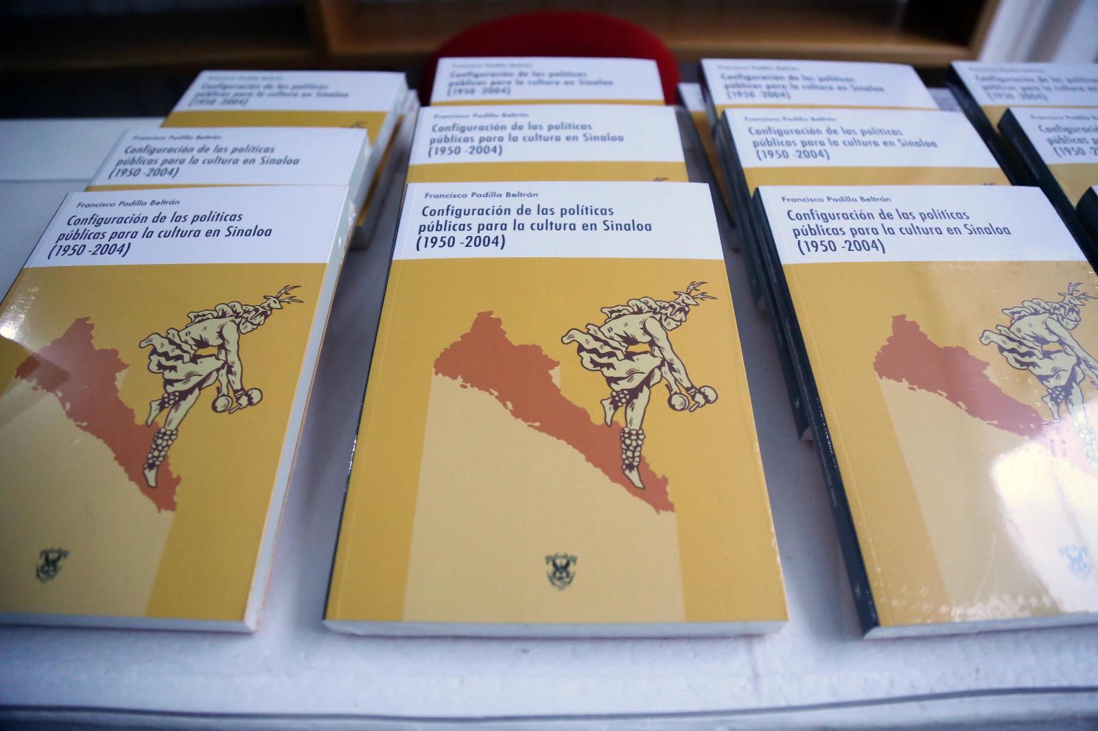 $!Presenta Francisco Padilla un libro para mejorar decisiones en política cultural