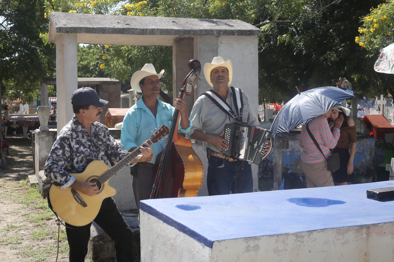 $!Mazatlecos mantienen viva la tradición del Día de Muertos en los panteones