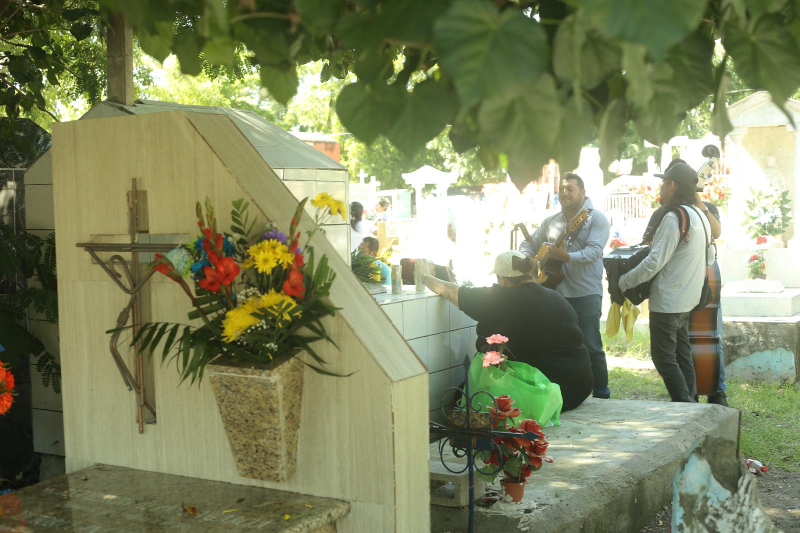 $!Mazatlecos mantienen viva la tradición del Día de Muertos en los panteones