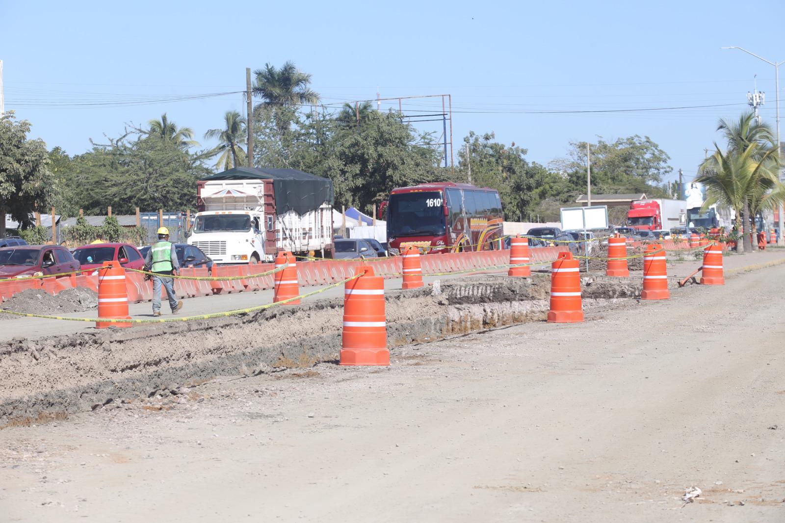 $!Arrancan trabajos de colado en rampas del nuevo paso vehicular superior de avenida Pérez Escobosa, en Mazatlán
