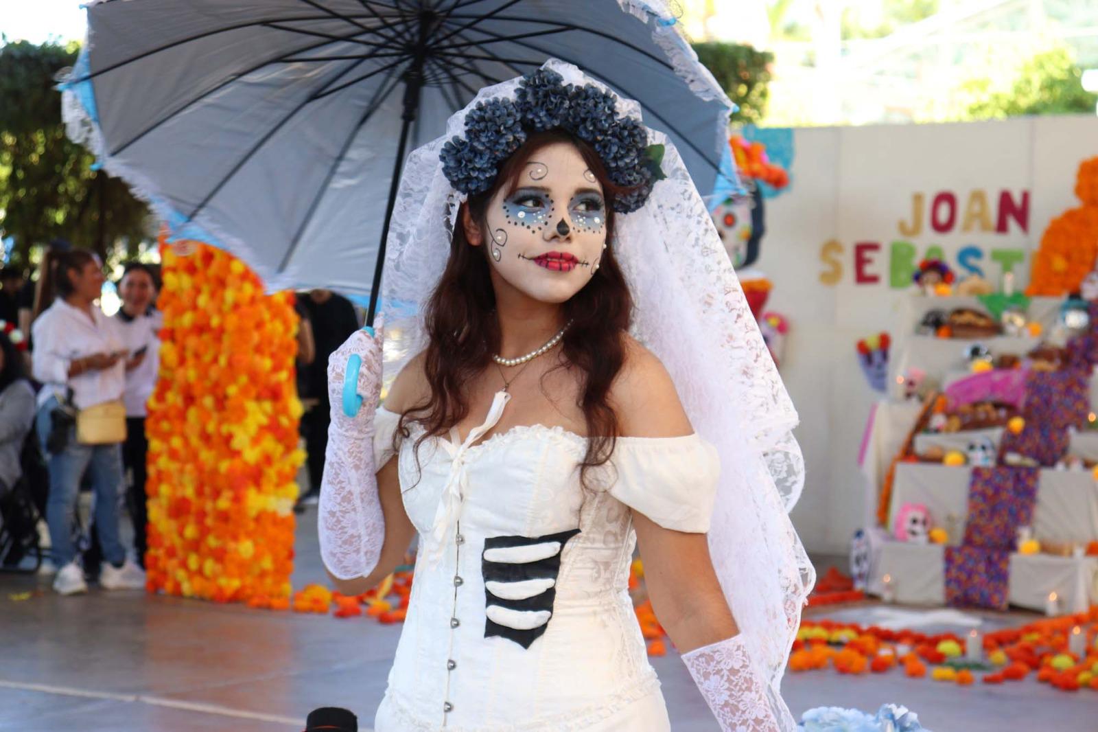 $!‘Espantan’ catrines y catrinas al plantel Emiliano Zapata de la prepa UAS; celebran su concurso anual