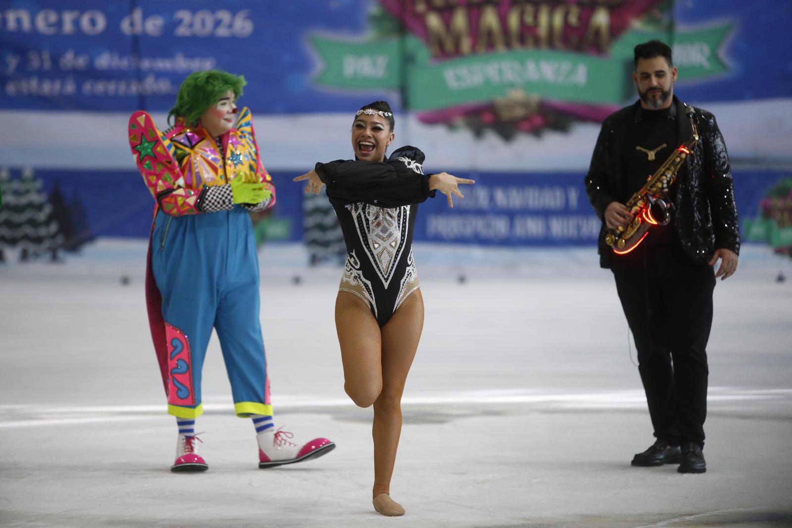 $!Encienden árbol navideño y arranca pista de hielo en Palacio de Gobierno, en Culiacán