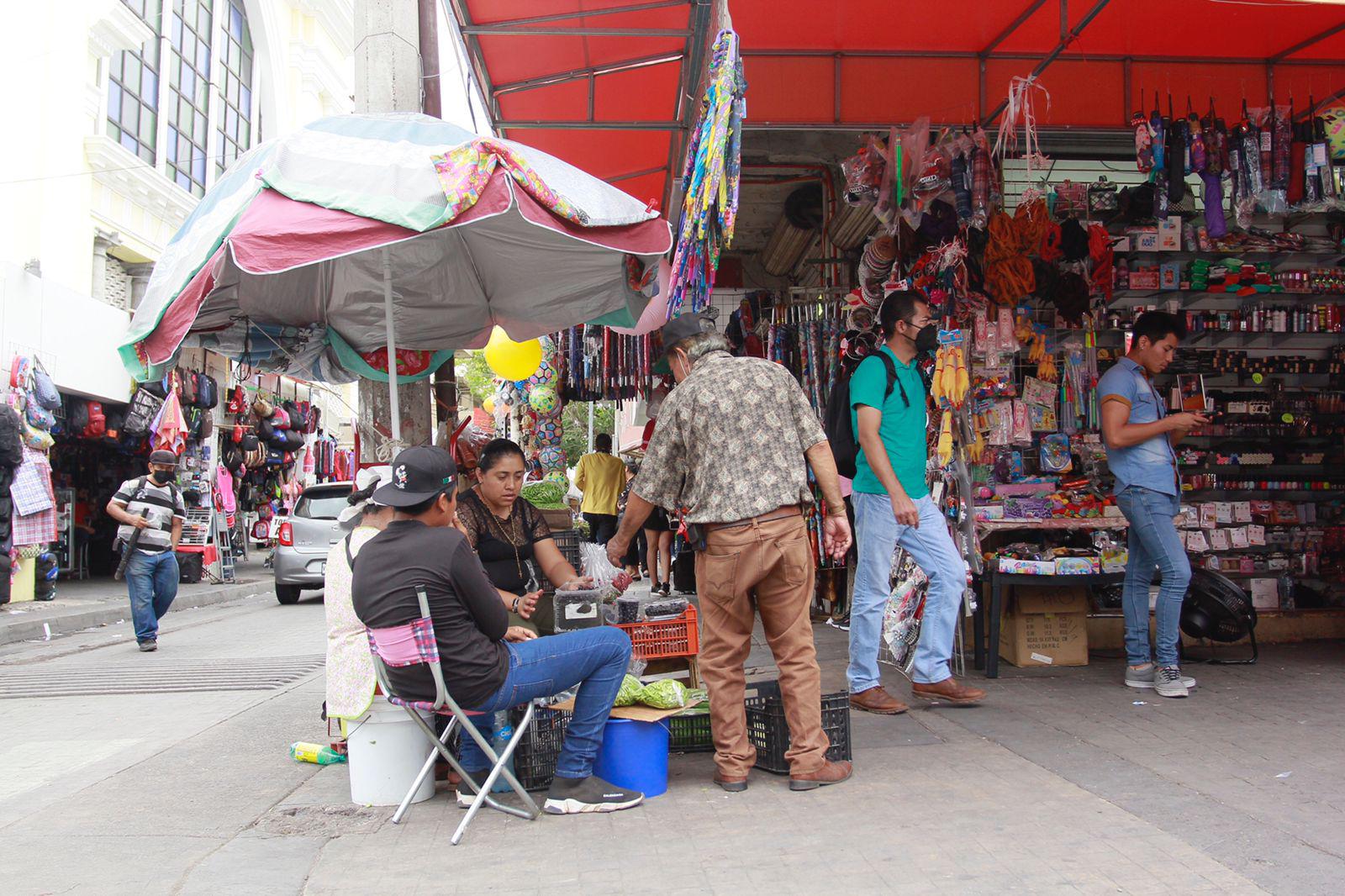 $!En Culiacán, cientos de comercios ambulantes y establecidos invaden las banquetas del Centro
